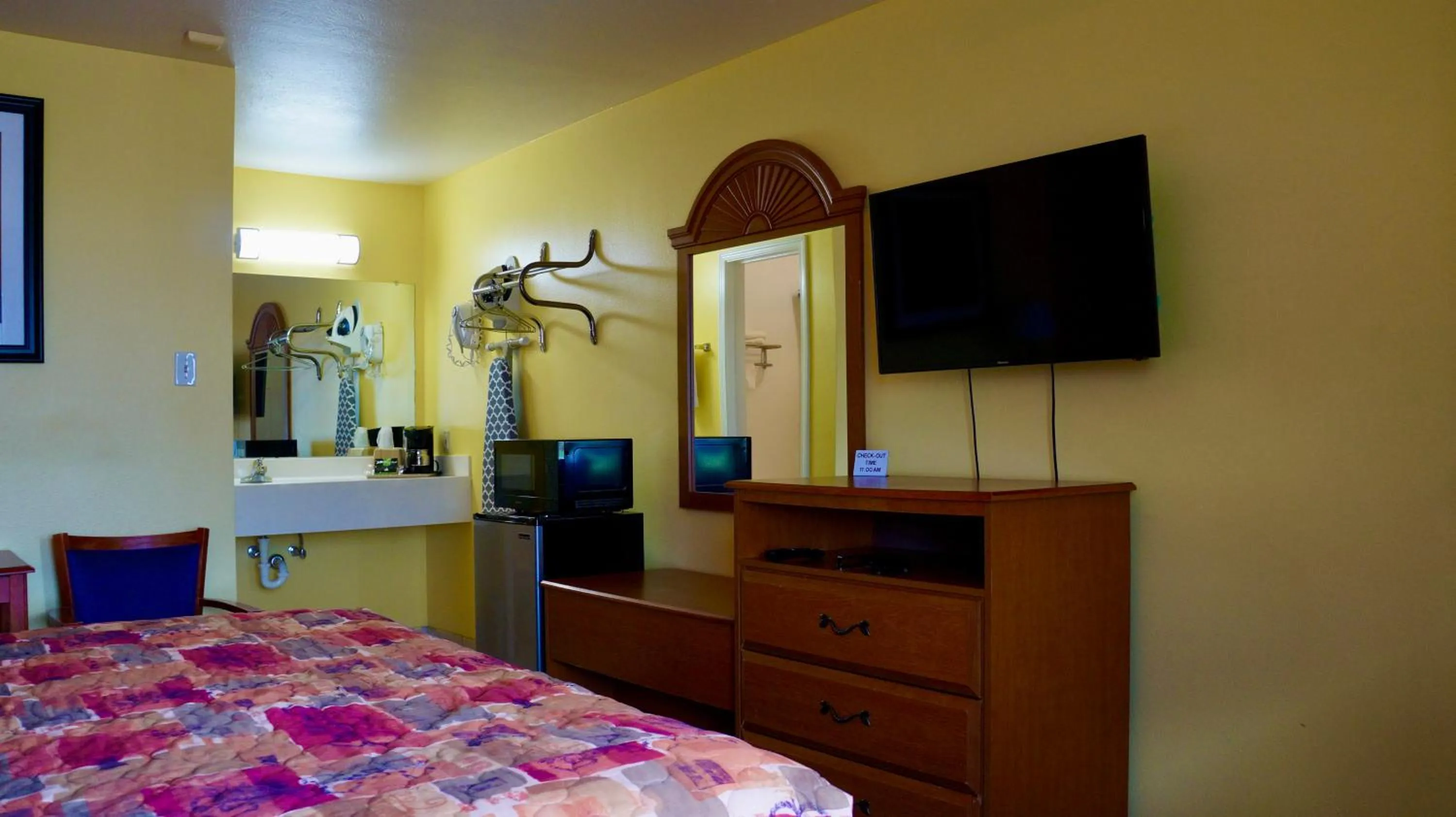 TV and multimedia in American Inn of Kinder