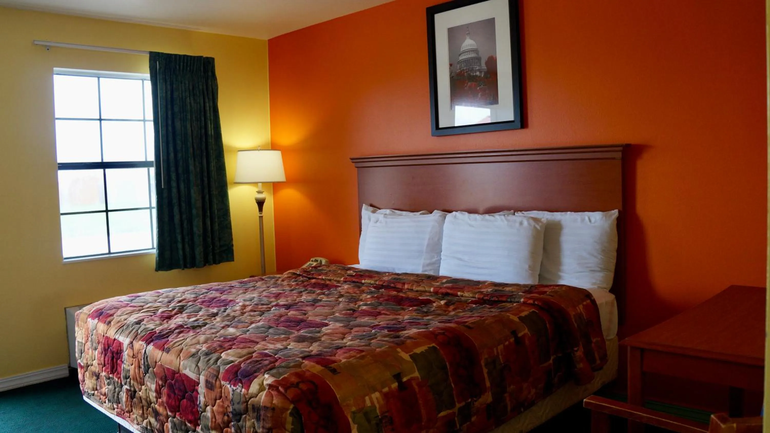 Bed in American Inn of Kinder