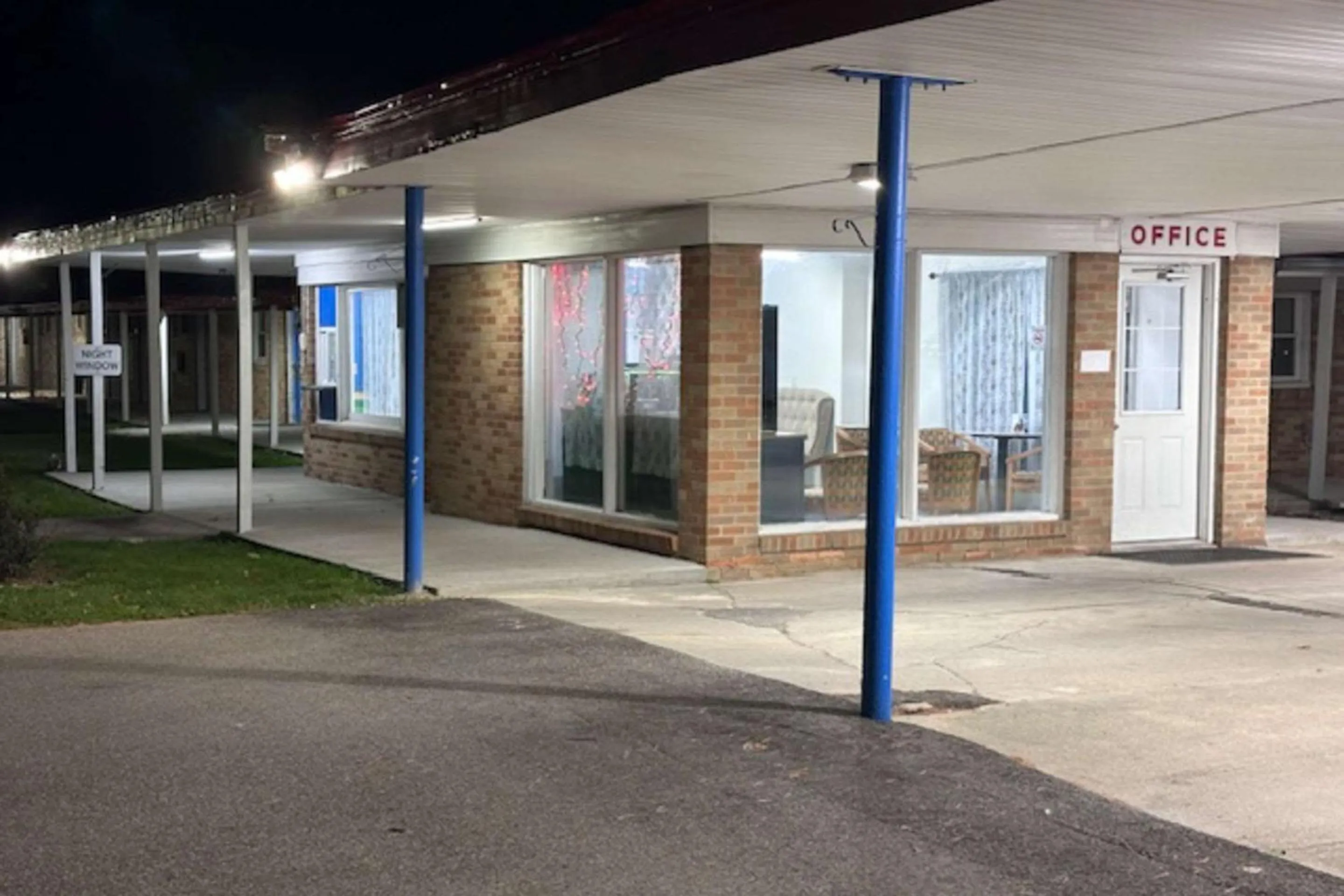 Property building in Rodeway Inn Flora