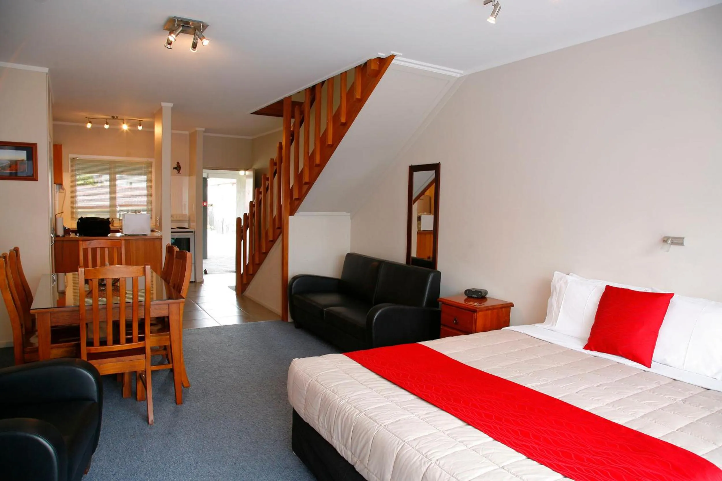 Living room, Bed in Touchwood Motor Lodge