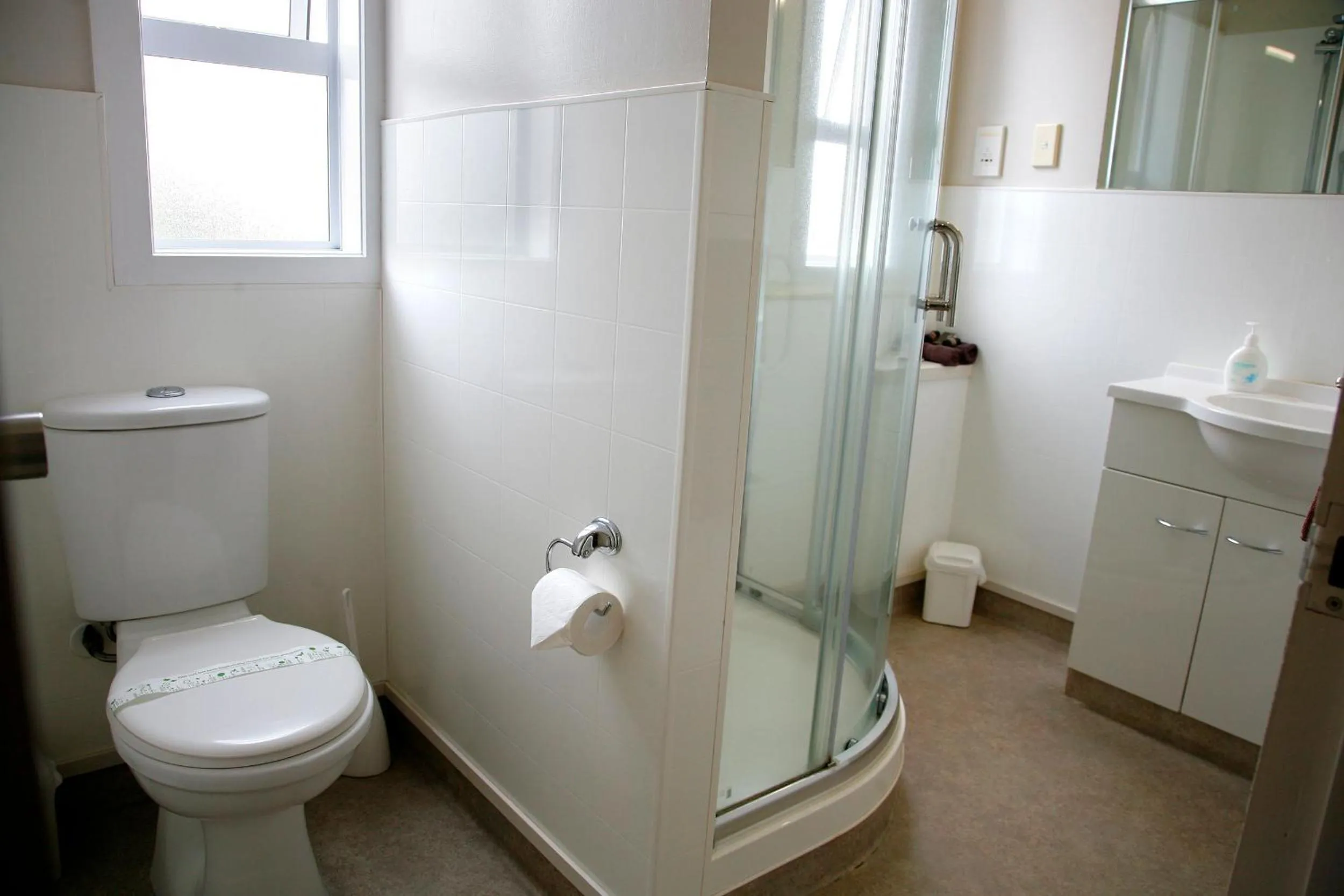 Bathroom in Touchwood Motor Lodge