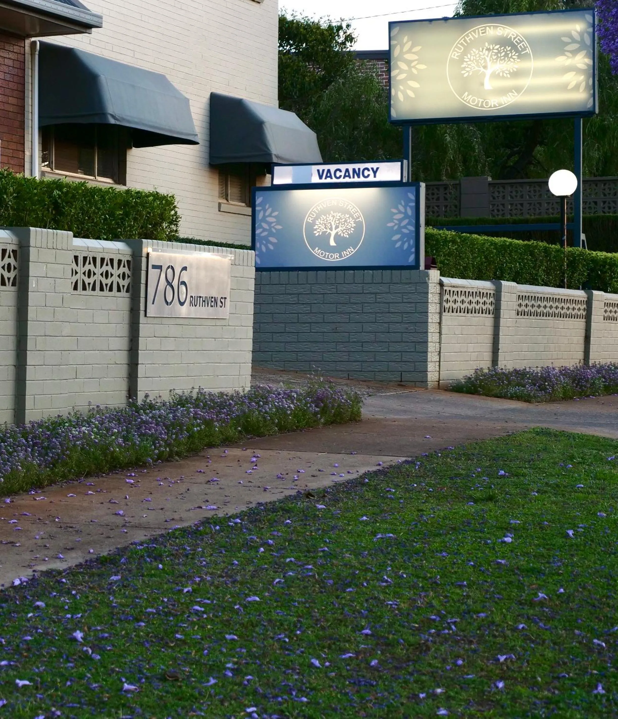 Property building in Ruthven Street Motor Inn