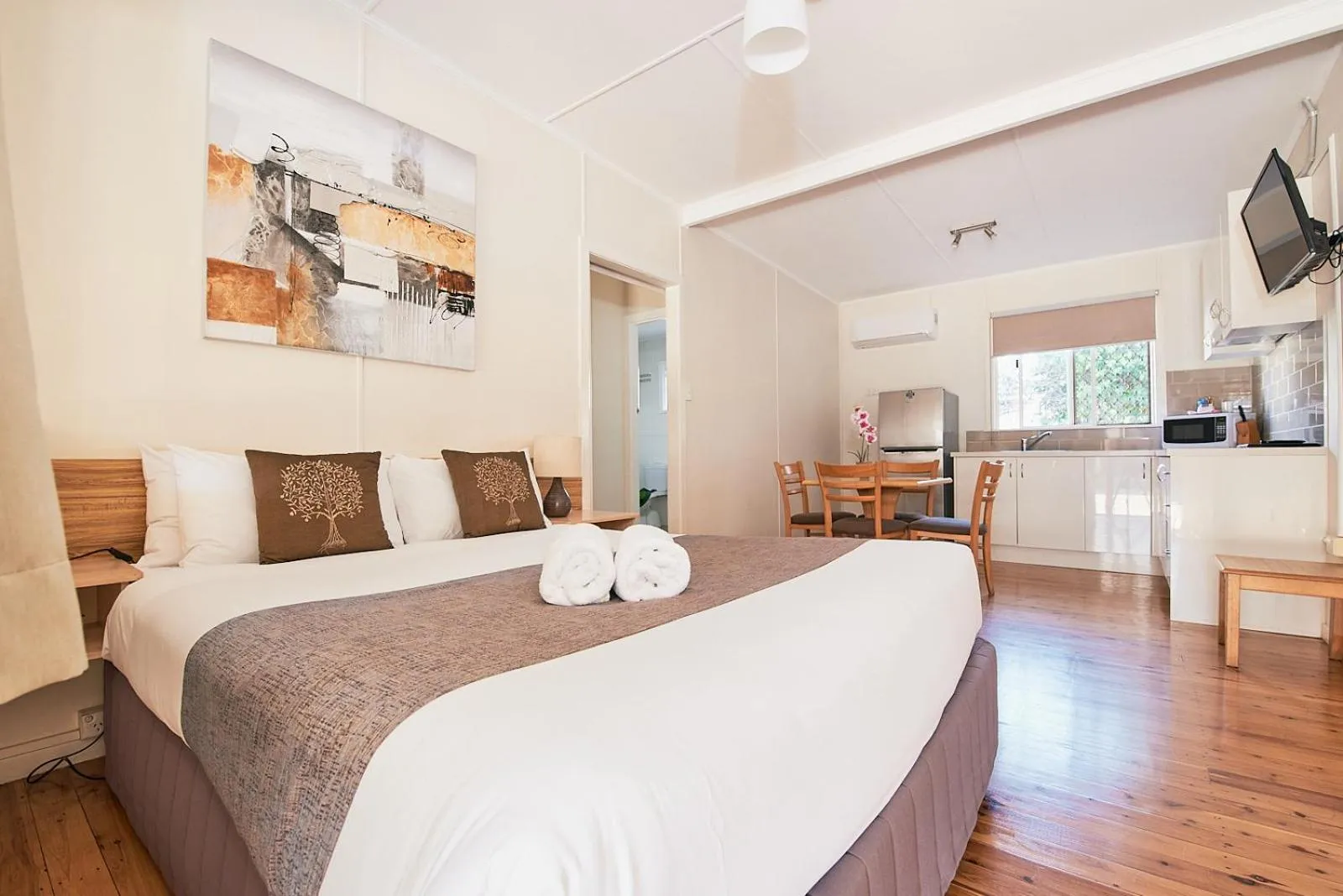 View (from property/room), Bed in Ruthven Street Motor Inn