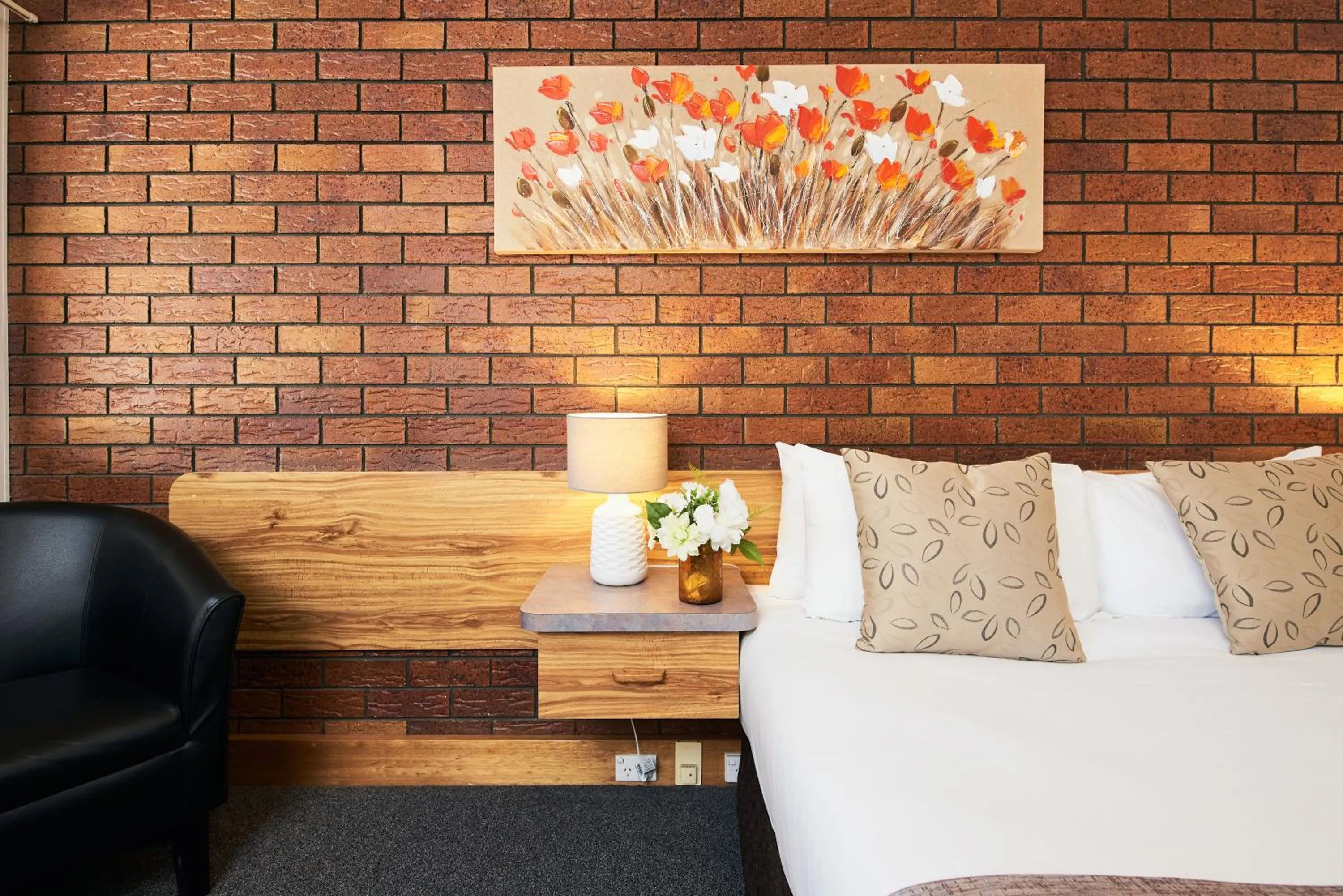 Bed in Ruthven Street Motor Inn