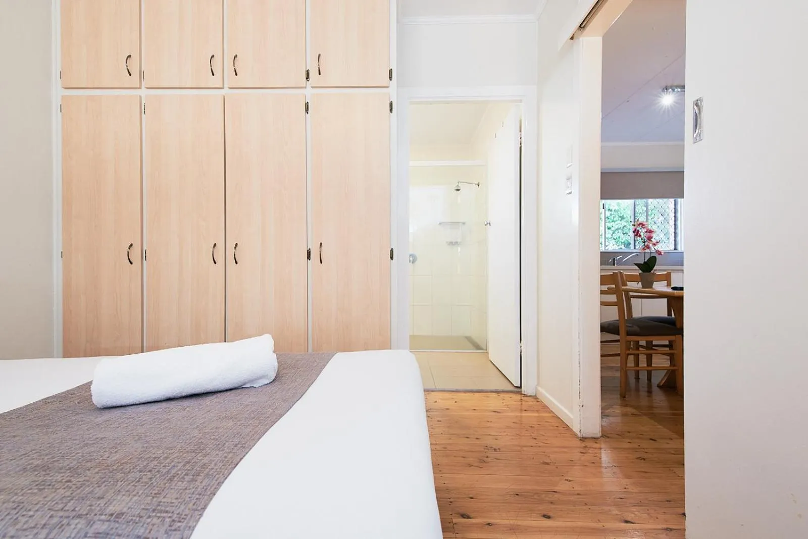 View (from property/room), Bed in Ruthven Street Motor Inn