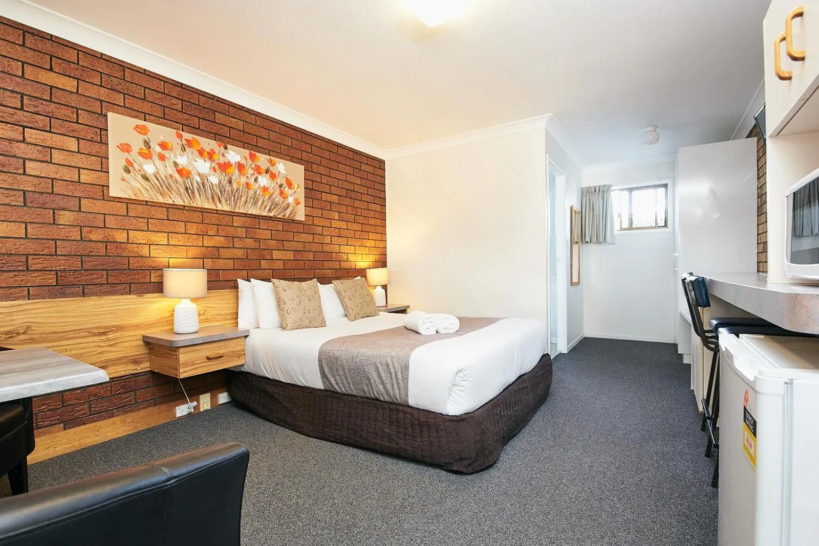 View (from property/room), Bed in Ruthven Street Motor Inn