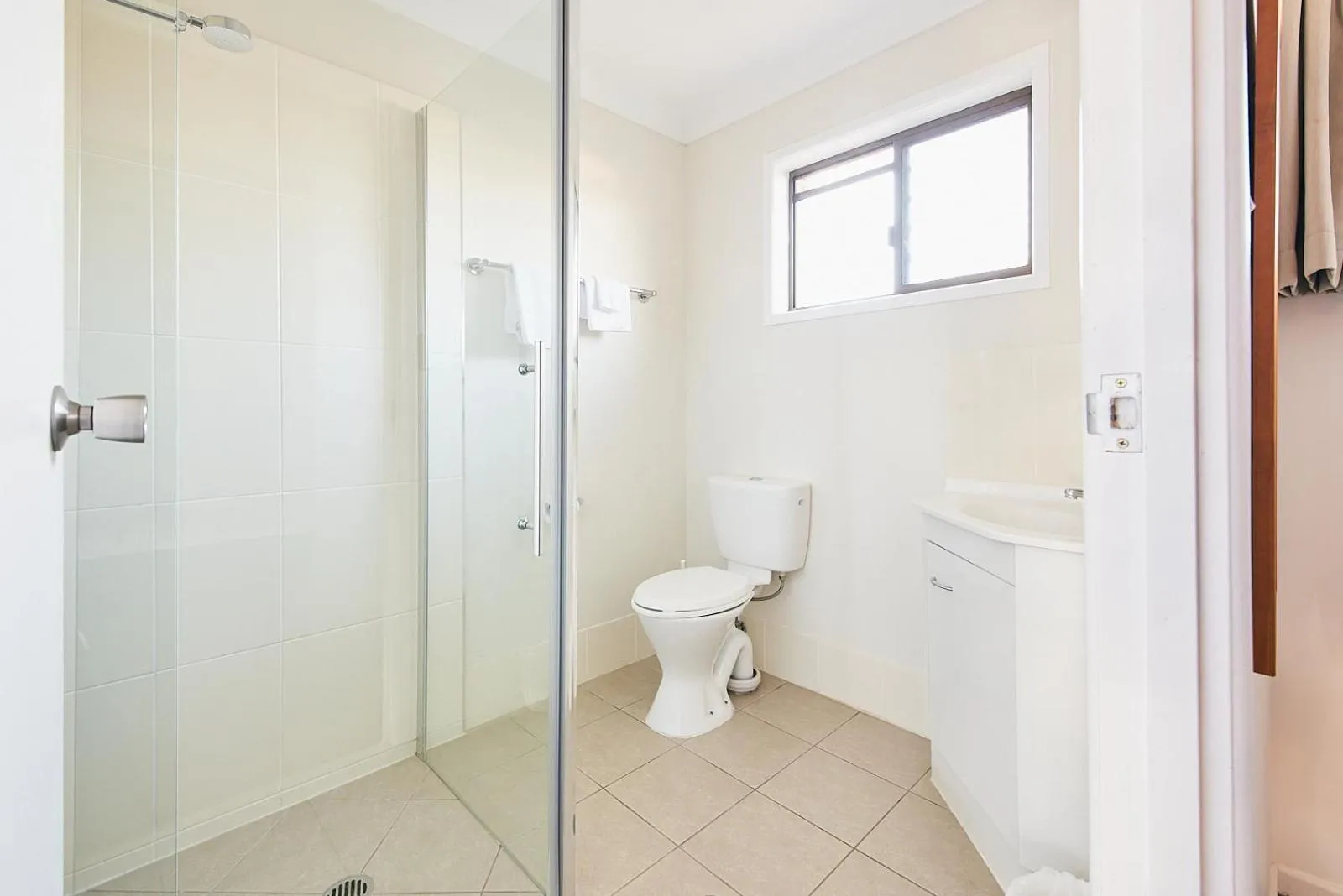 Bathroom in Ruthven Street Motor Inn