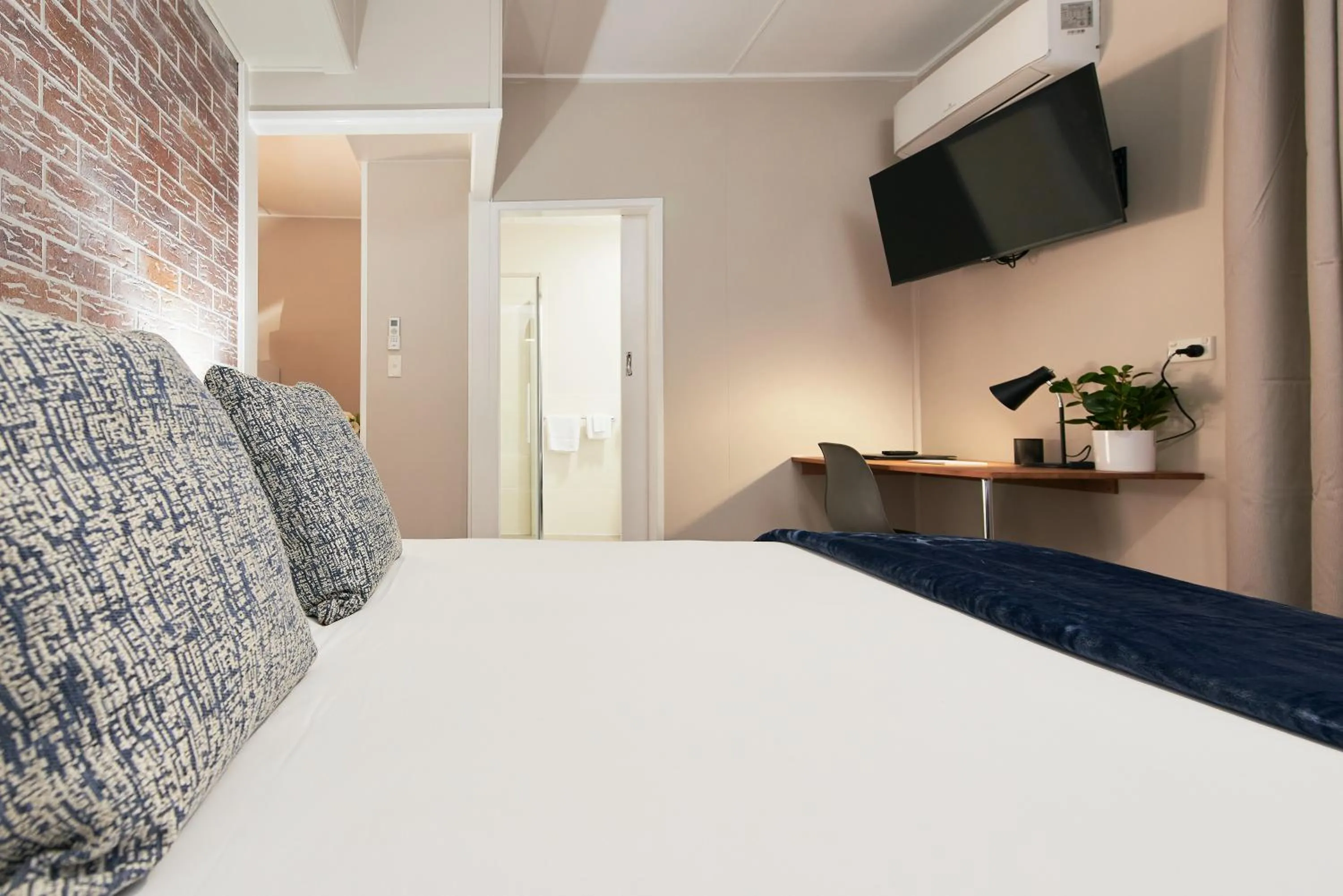 View (from property/room), Bed in Ruthven Street Motor Inn