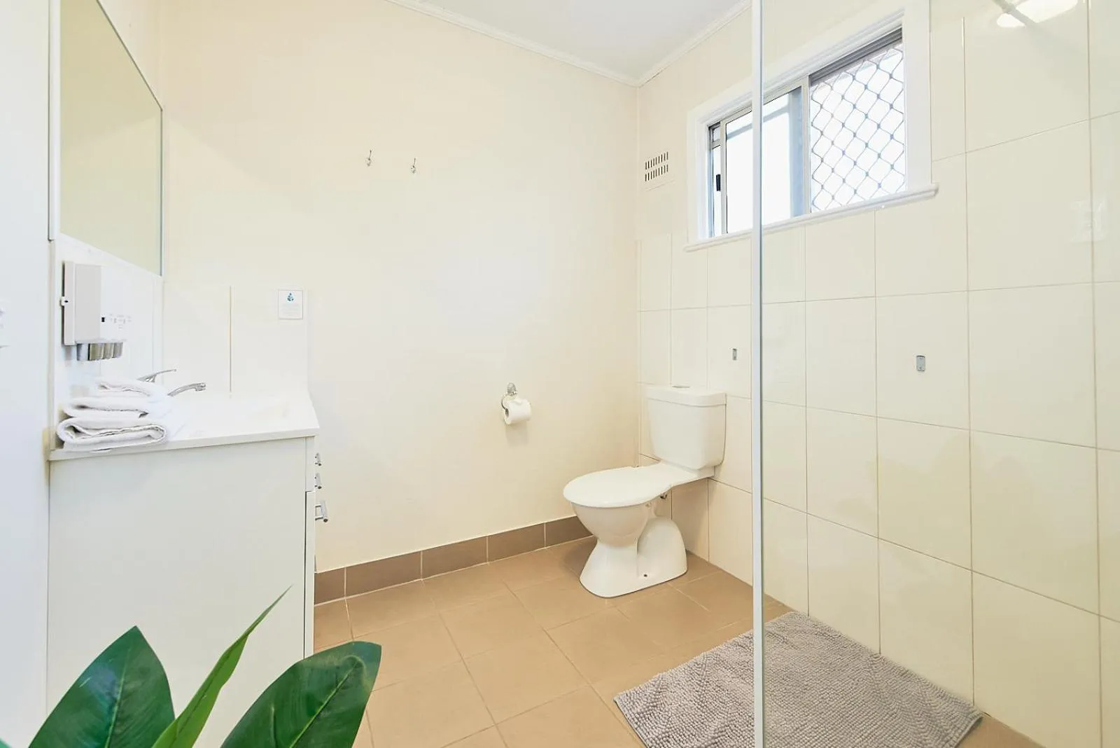 Bathroom in Ruthven Street Motor Inn