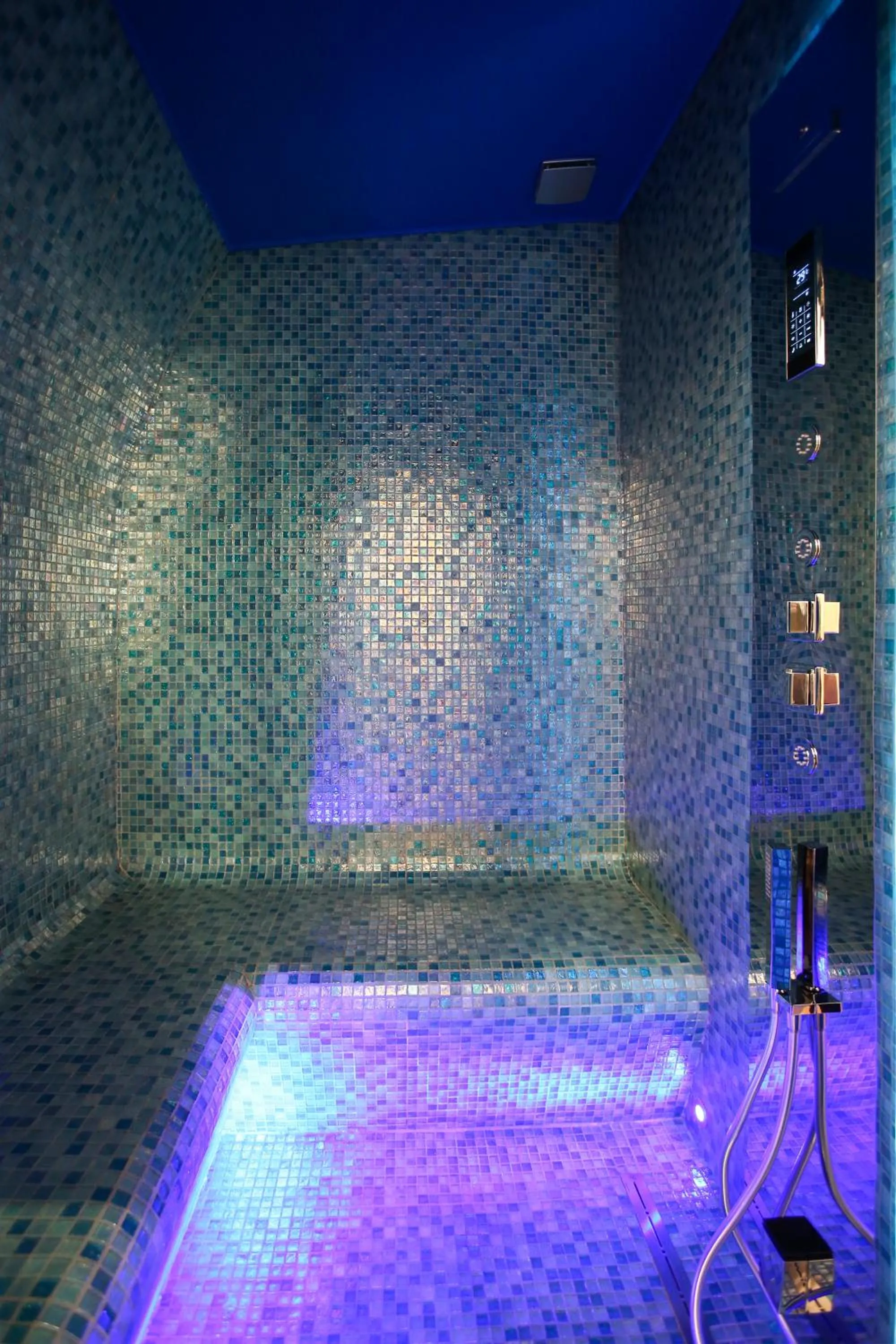 Steam room in Stella Maris suite relax
