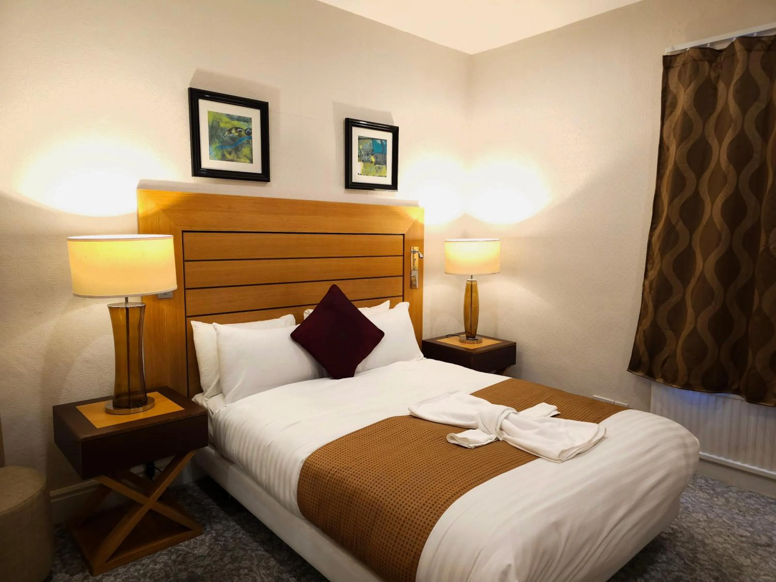 Photo of the whole room, Bed in Crown Hotel Stone