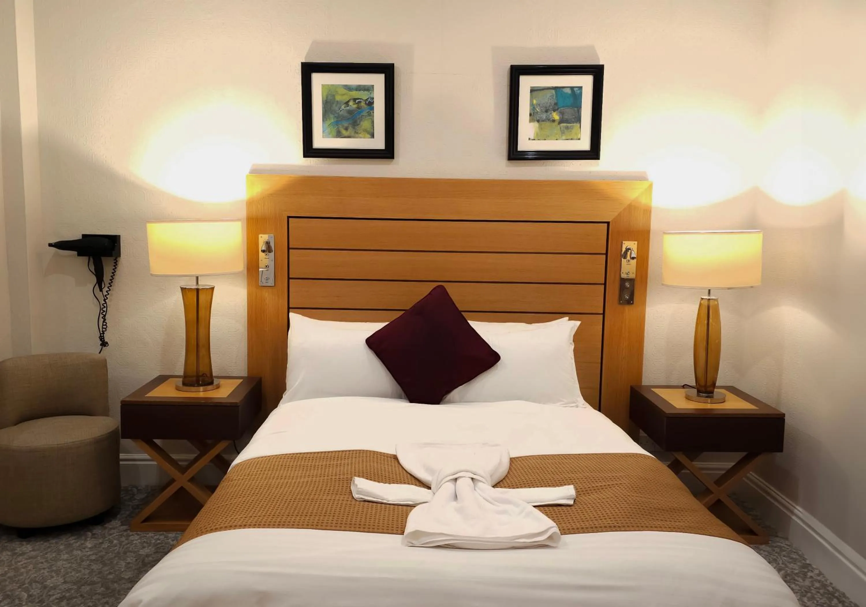 Bedroom, Bed in Crown Hotel Stone