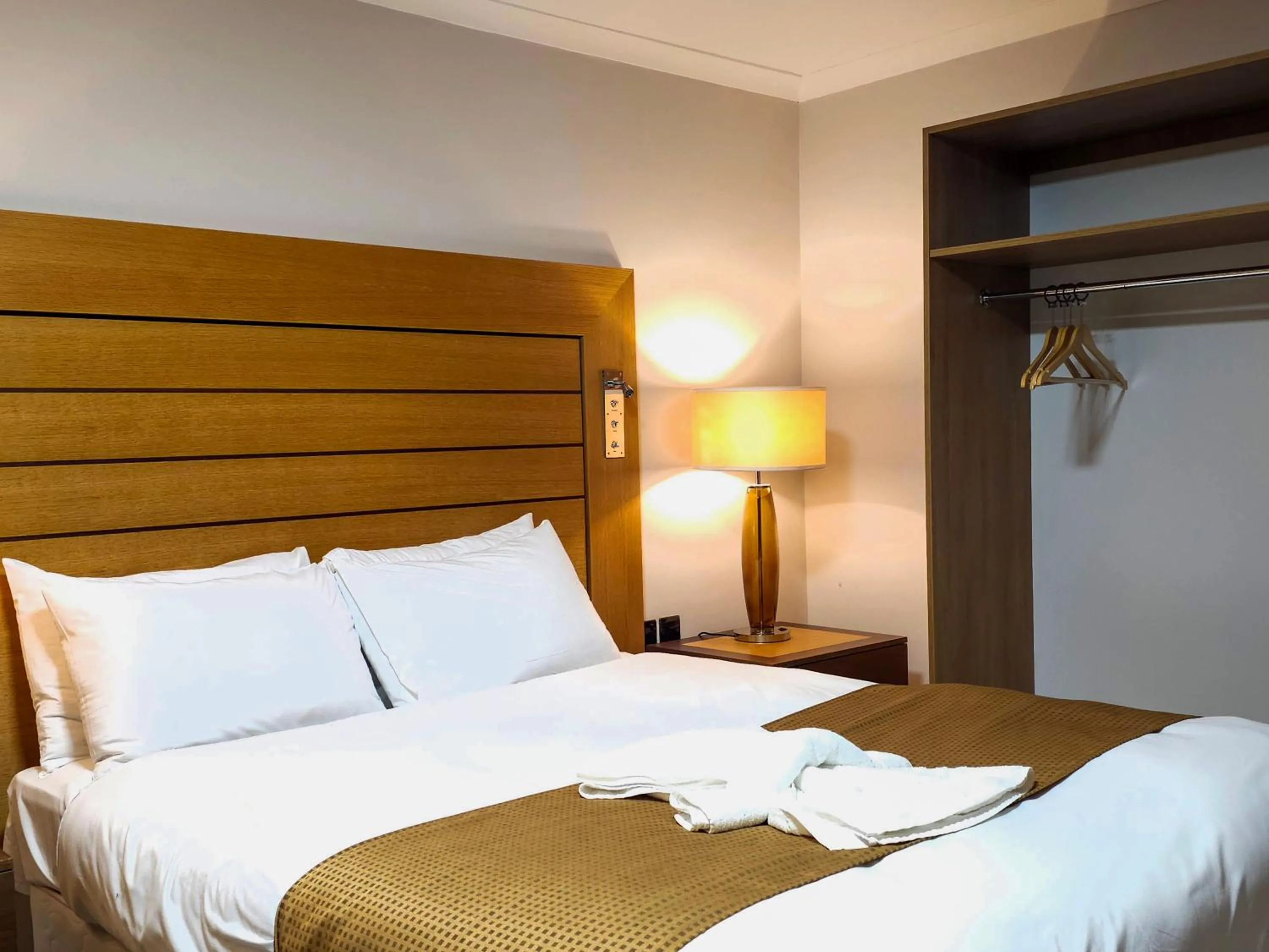 Bedroom, Bed in Crown Hotel Stone