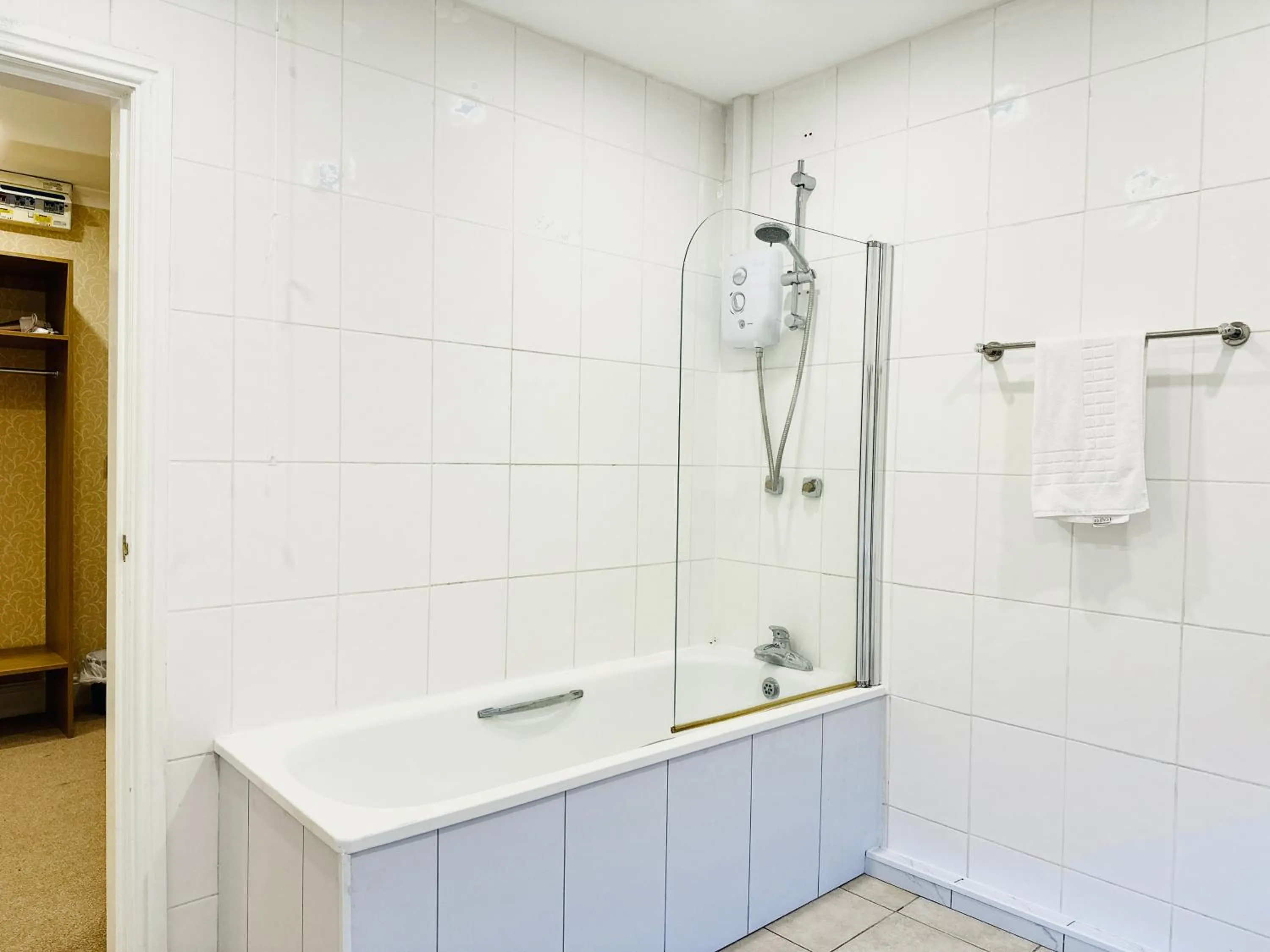 Bathroom in Crown Hotel - Stone, Near Stoke-On-Trent by OYO