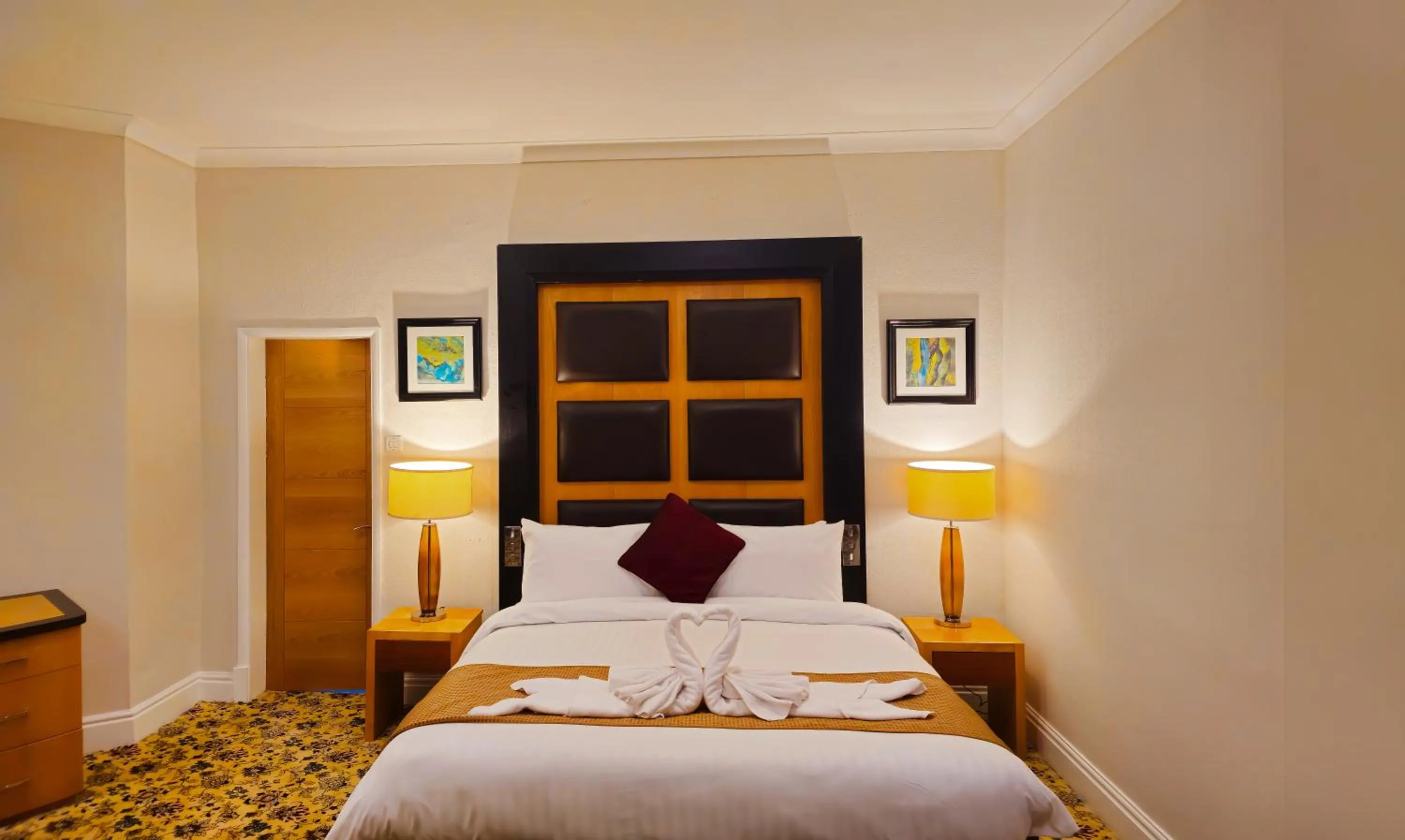 Bedroom, Bed in Crown Hotel Stone