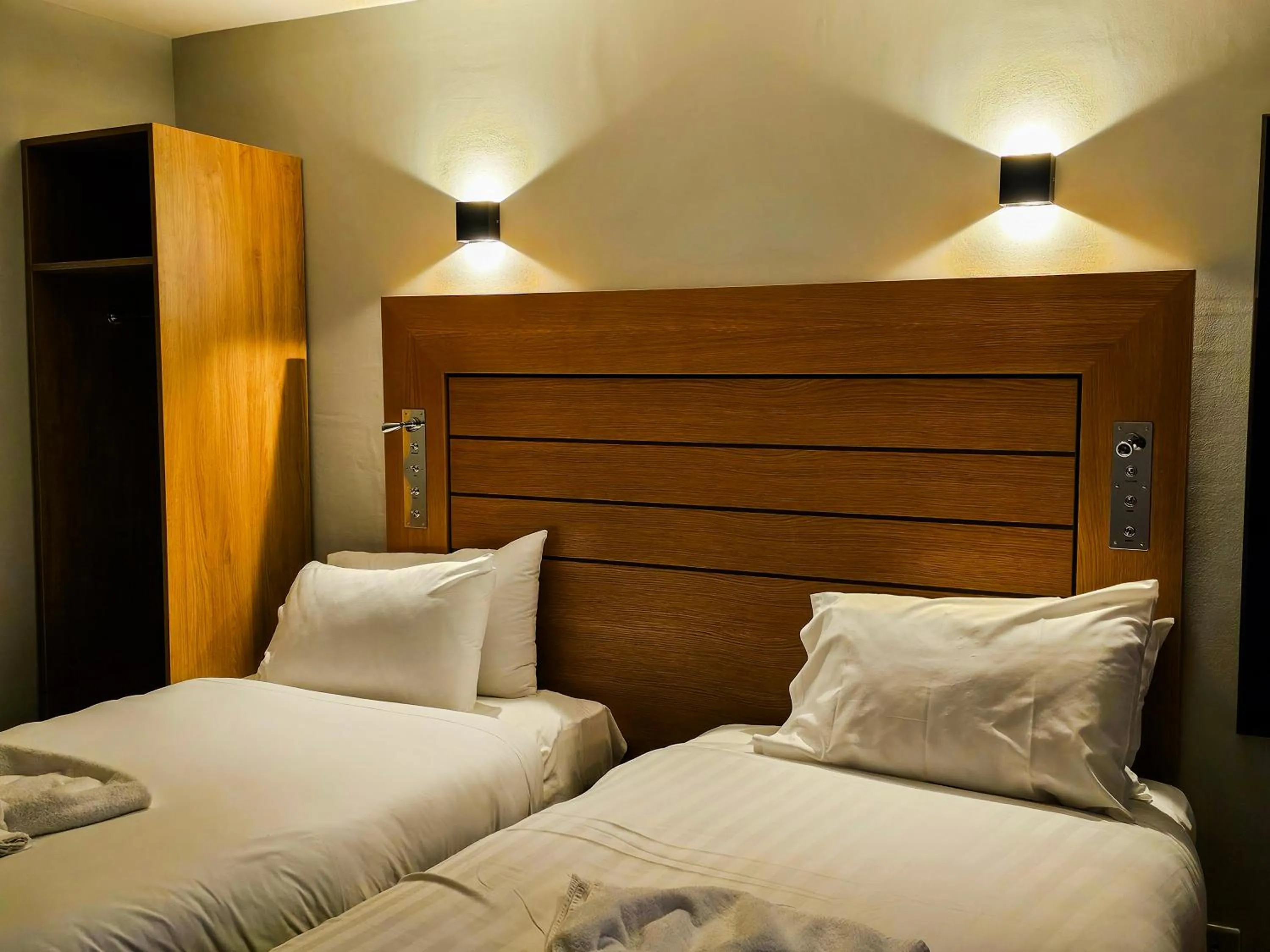 Bedroom, Bed in Crown Hotel Stone