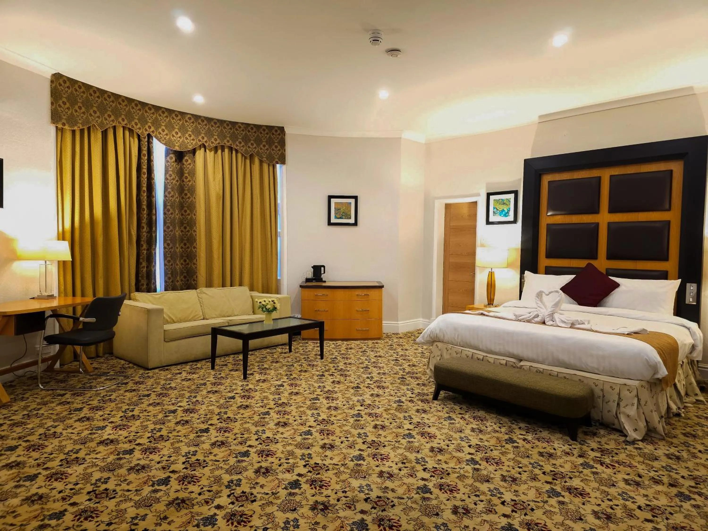 Quiet street view, Bed in Crown Hotel Stone