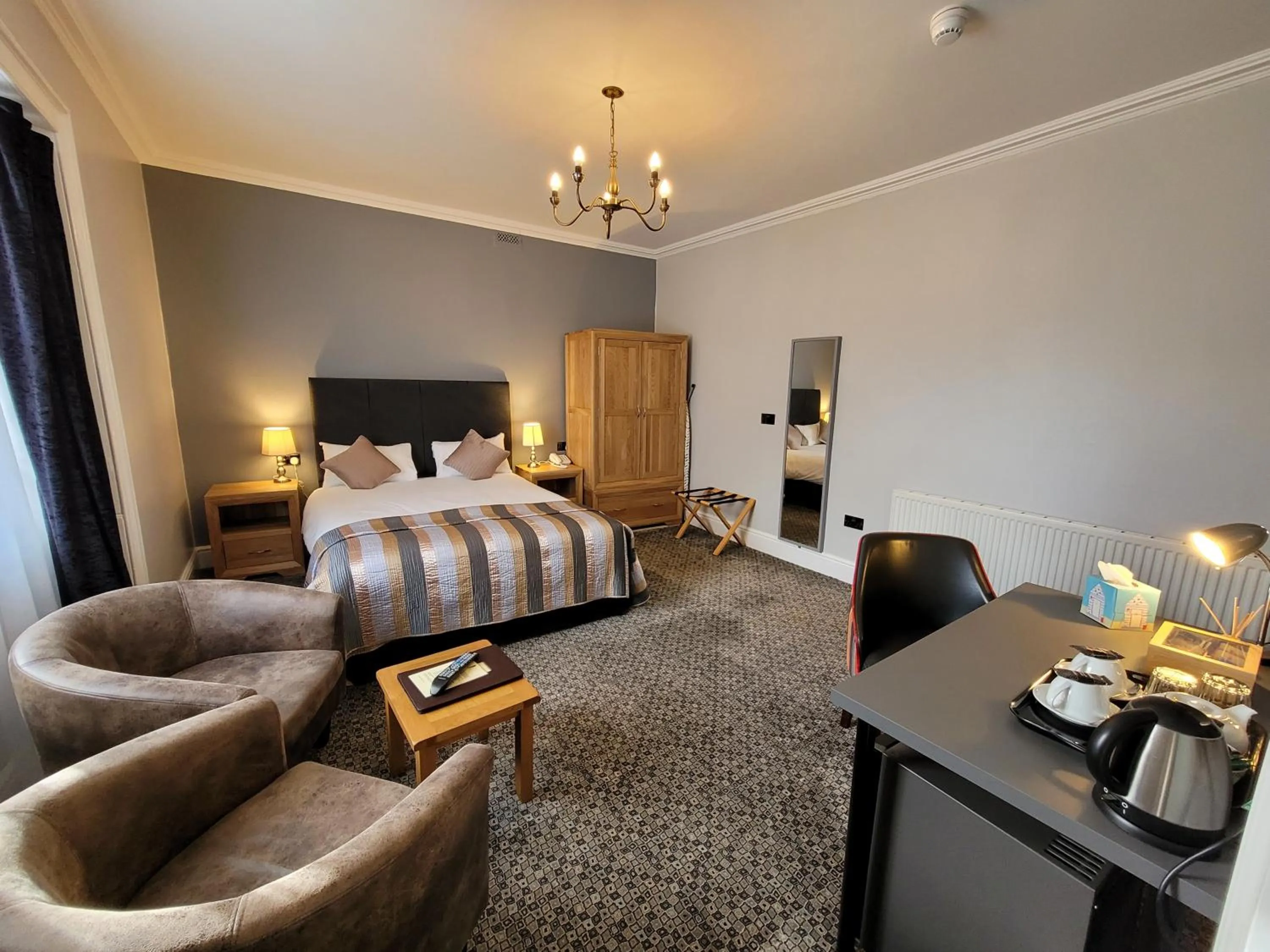 Photo of the whole room, Bed in Spilman Hotel