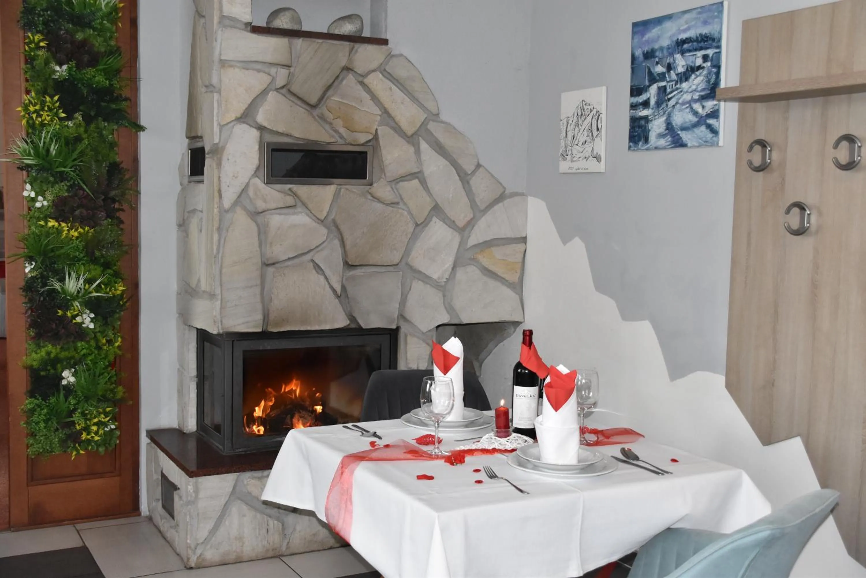 Restaurant/places to eat in Hotel Avalanche