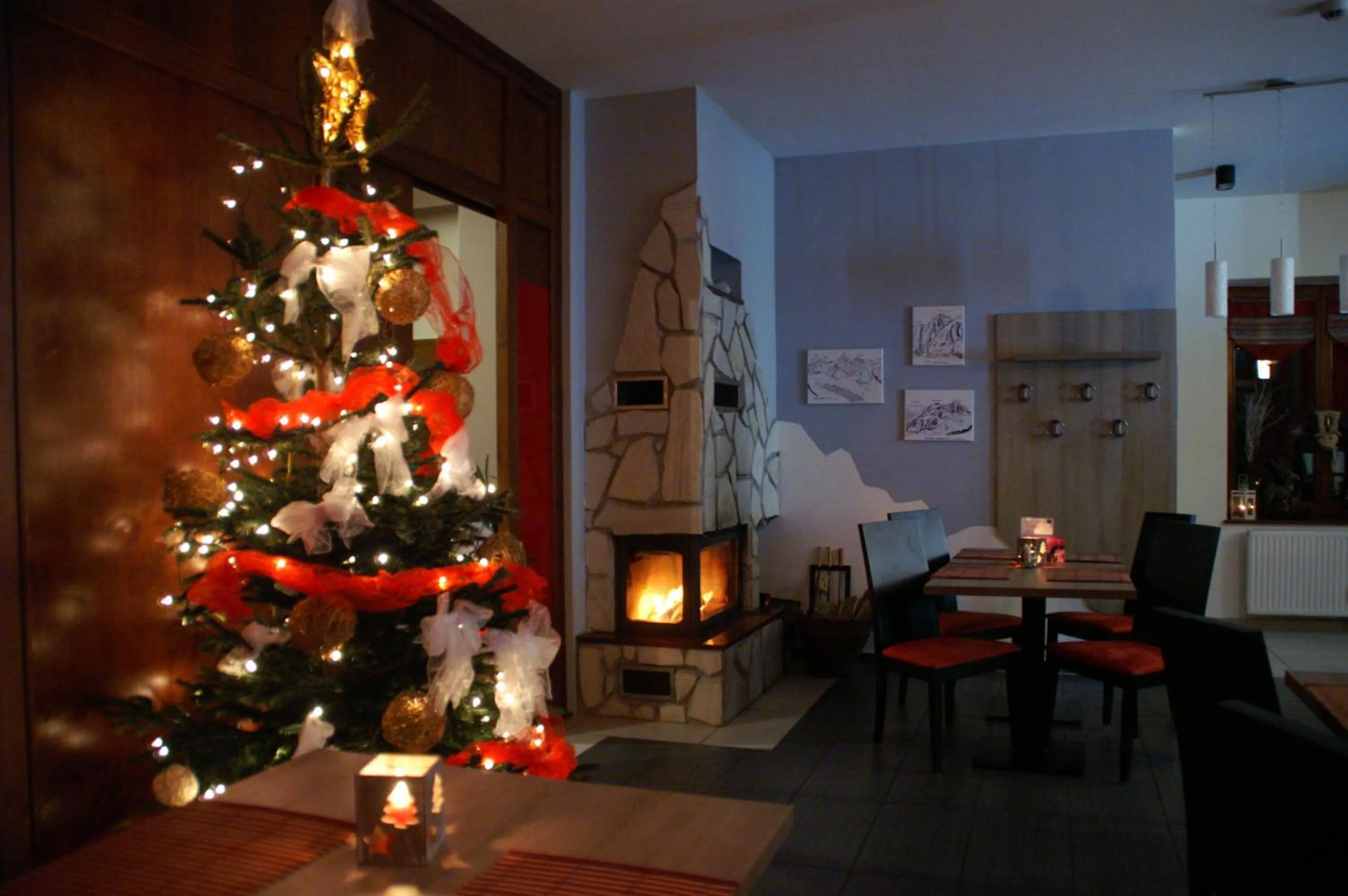 Restaurant/places to eat in Hotel Avalanche