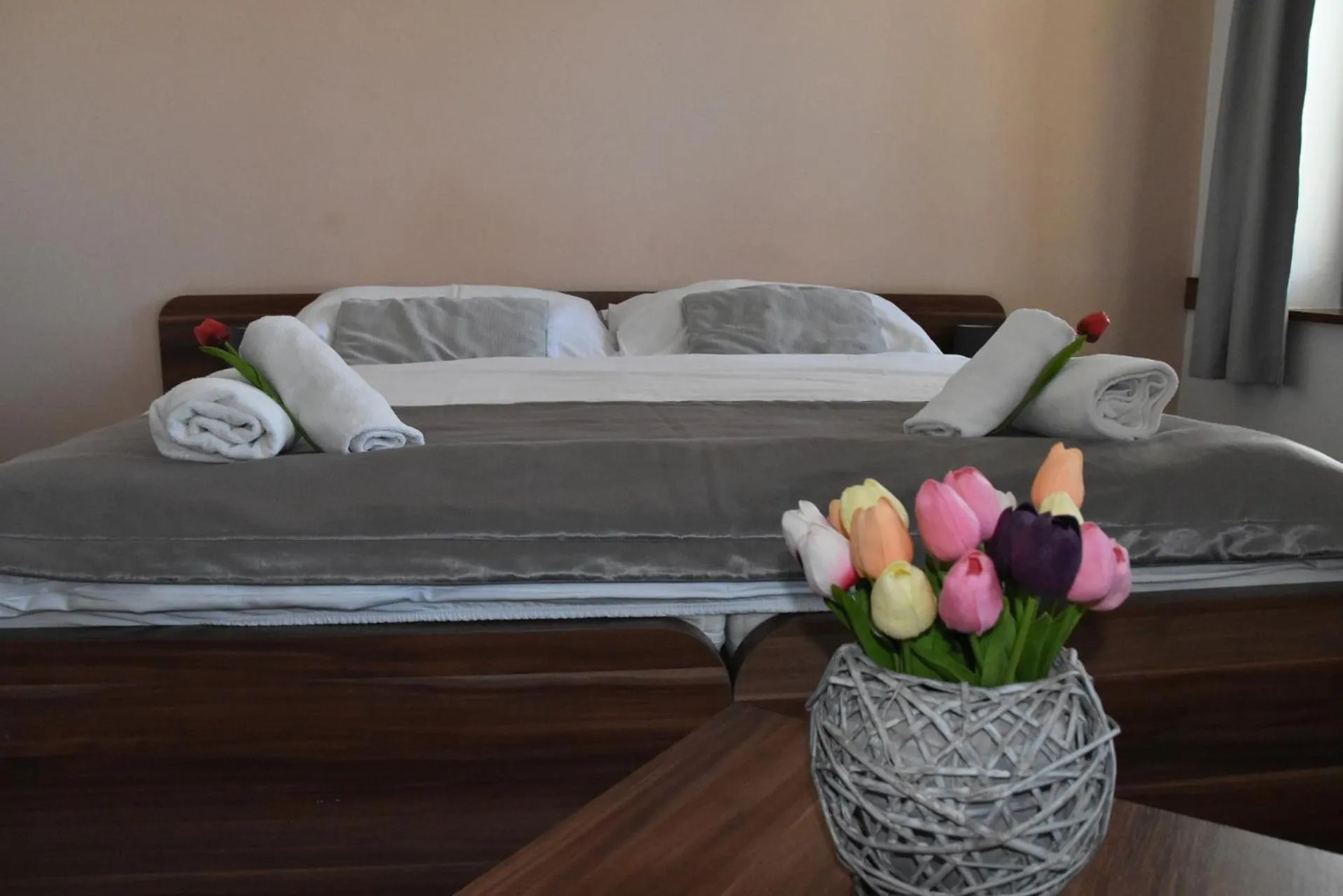 Photo of the whole room, Bed in Hotel Avalanche