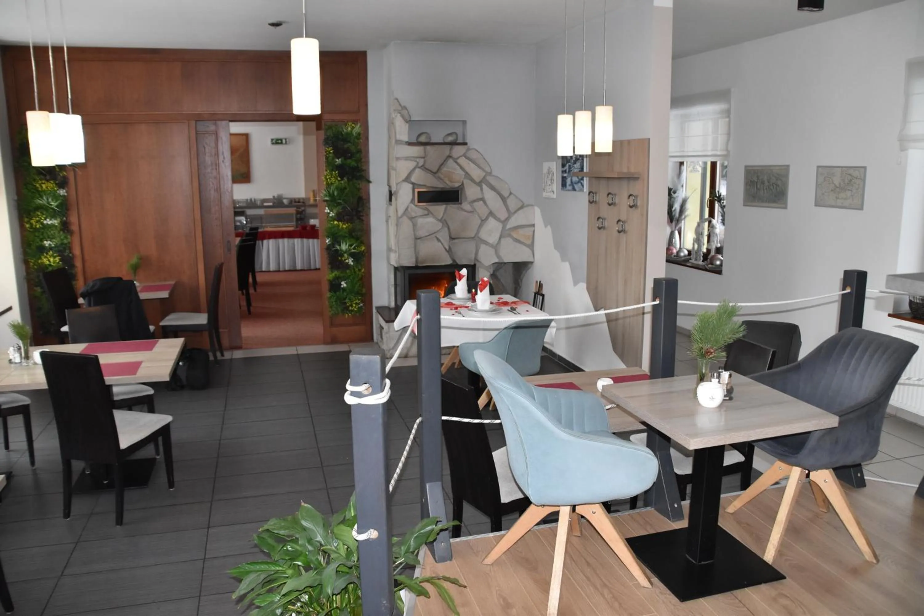 Restaurant/places to eat in Hotel Avalanche