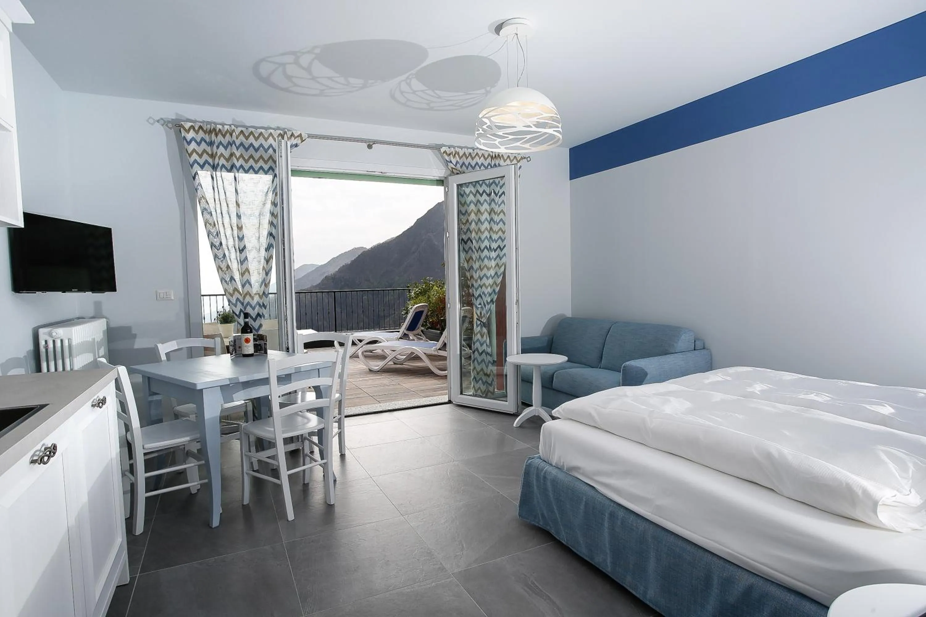 Photo of the whole room, Bed in Residence Usignolo