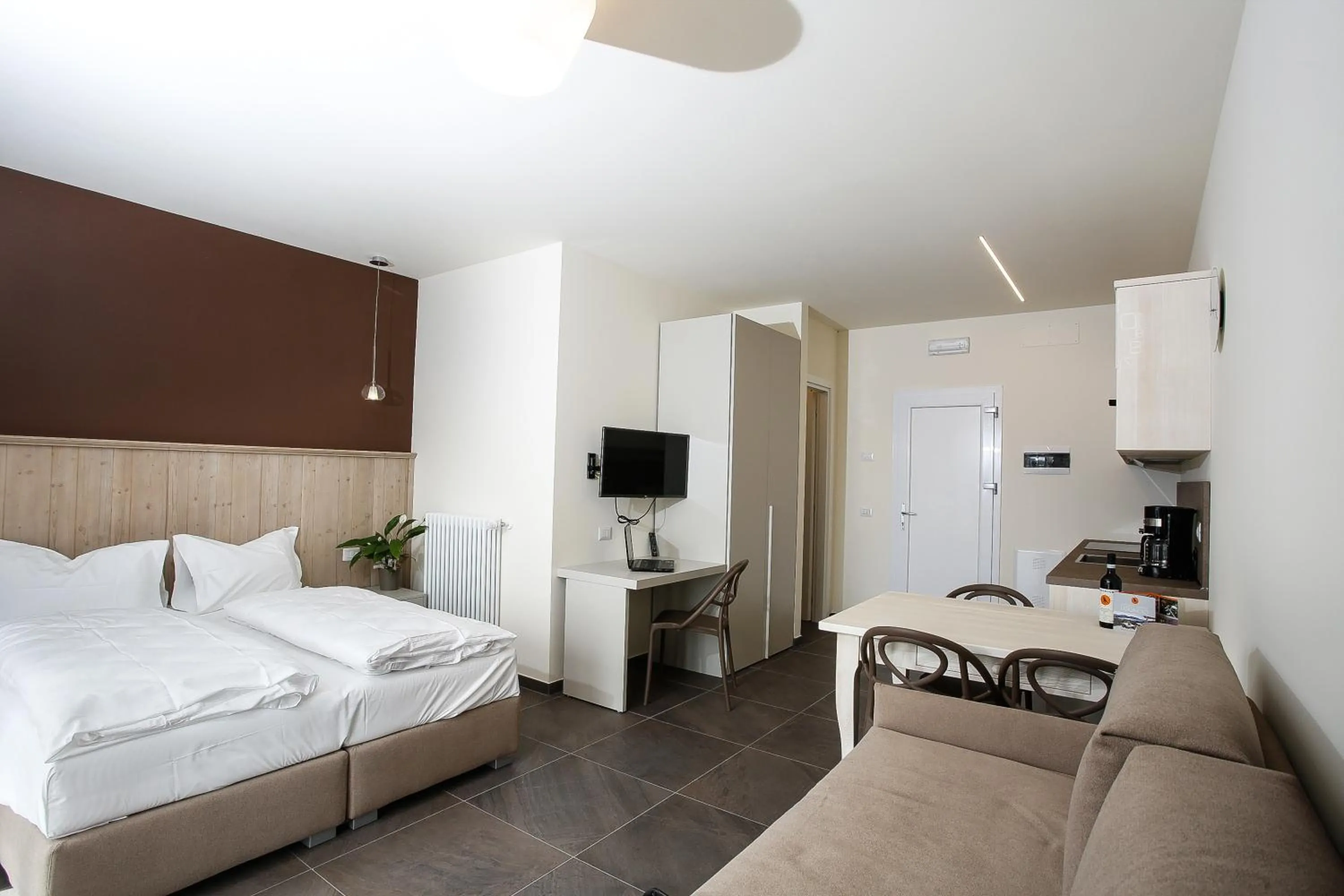 Photo of the whole room, Bed in Residence Usignolo