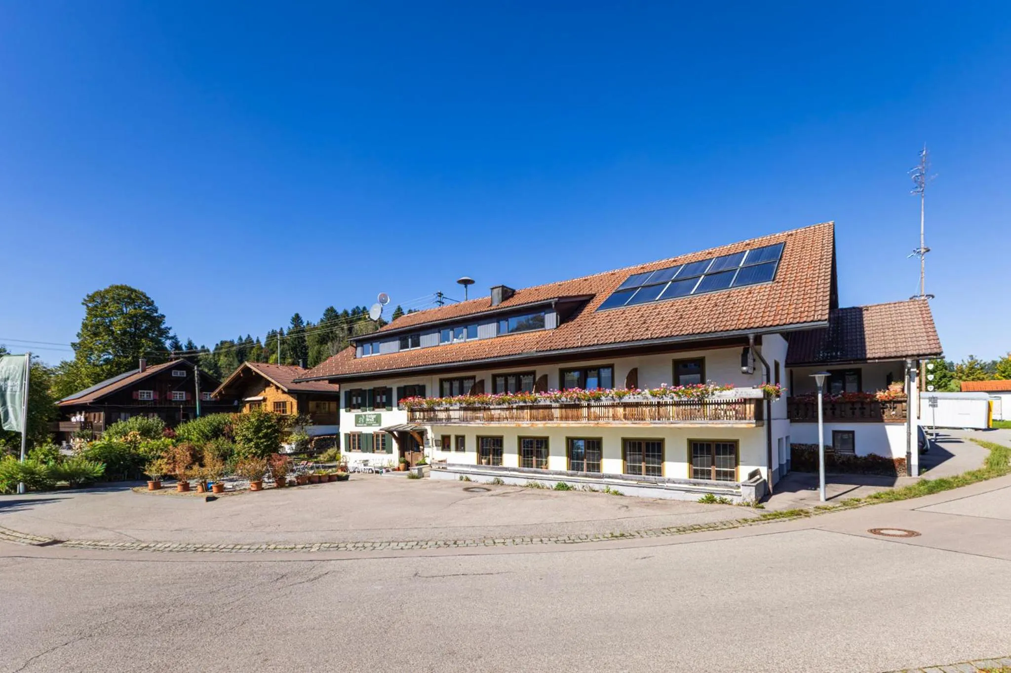 Property building in Goldiger Hirsch B&B mit Gemeinschaftsküche