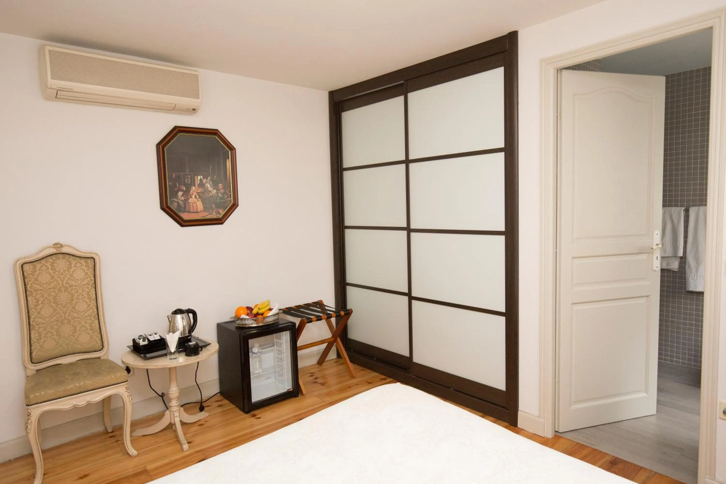 Coffee/tea facilities, Bed in Hostal Central Palace Madrid