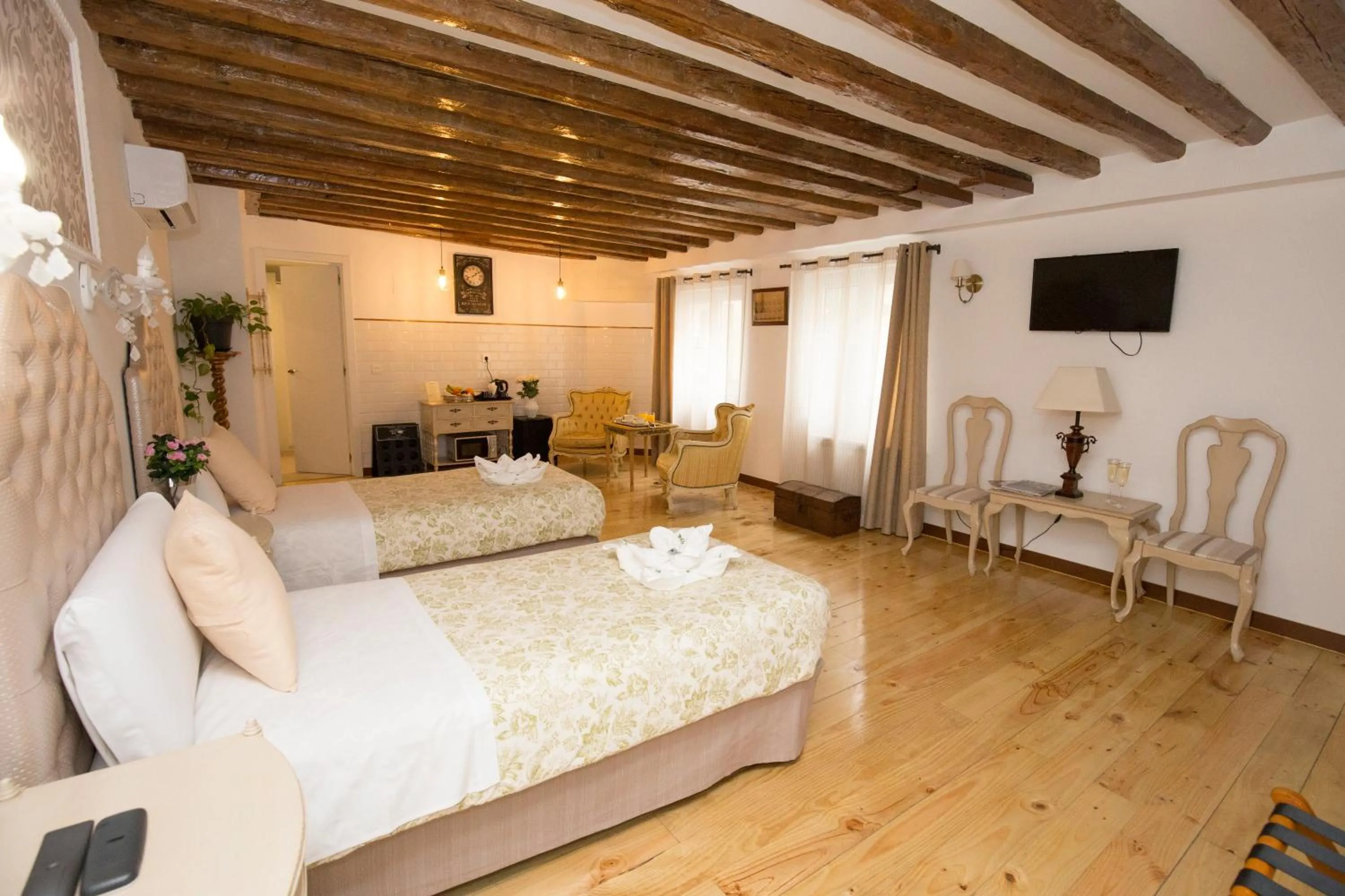 Photo of the whole room in Hostal Central Palace Madrid