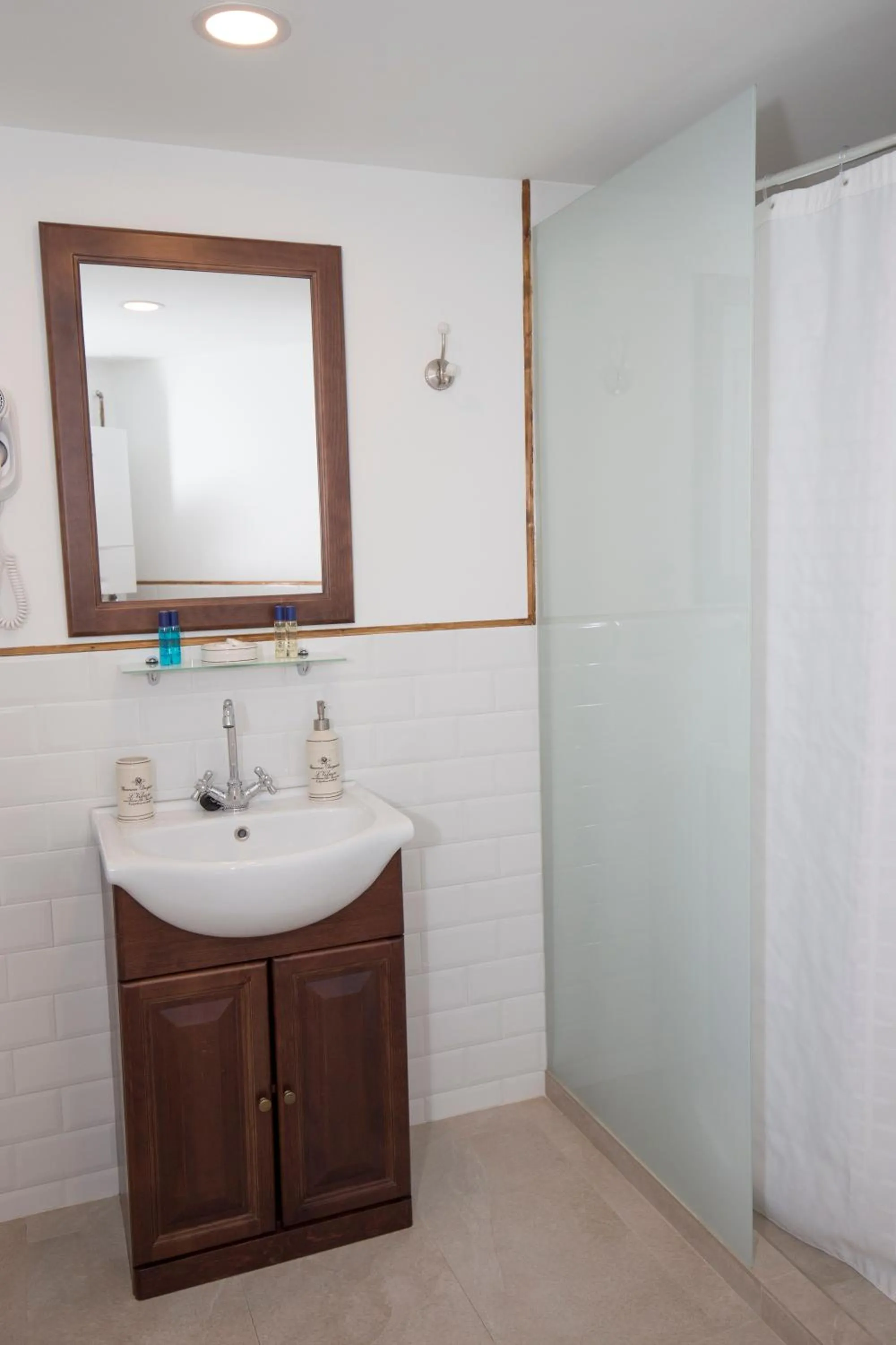 Shower in Hostal Central Palace Madrid