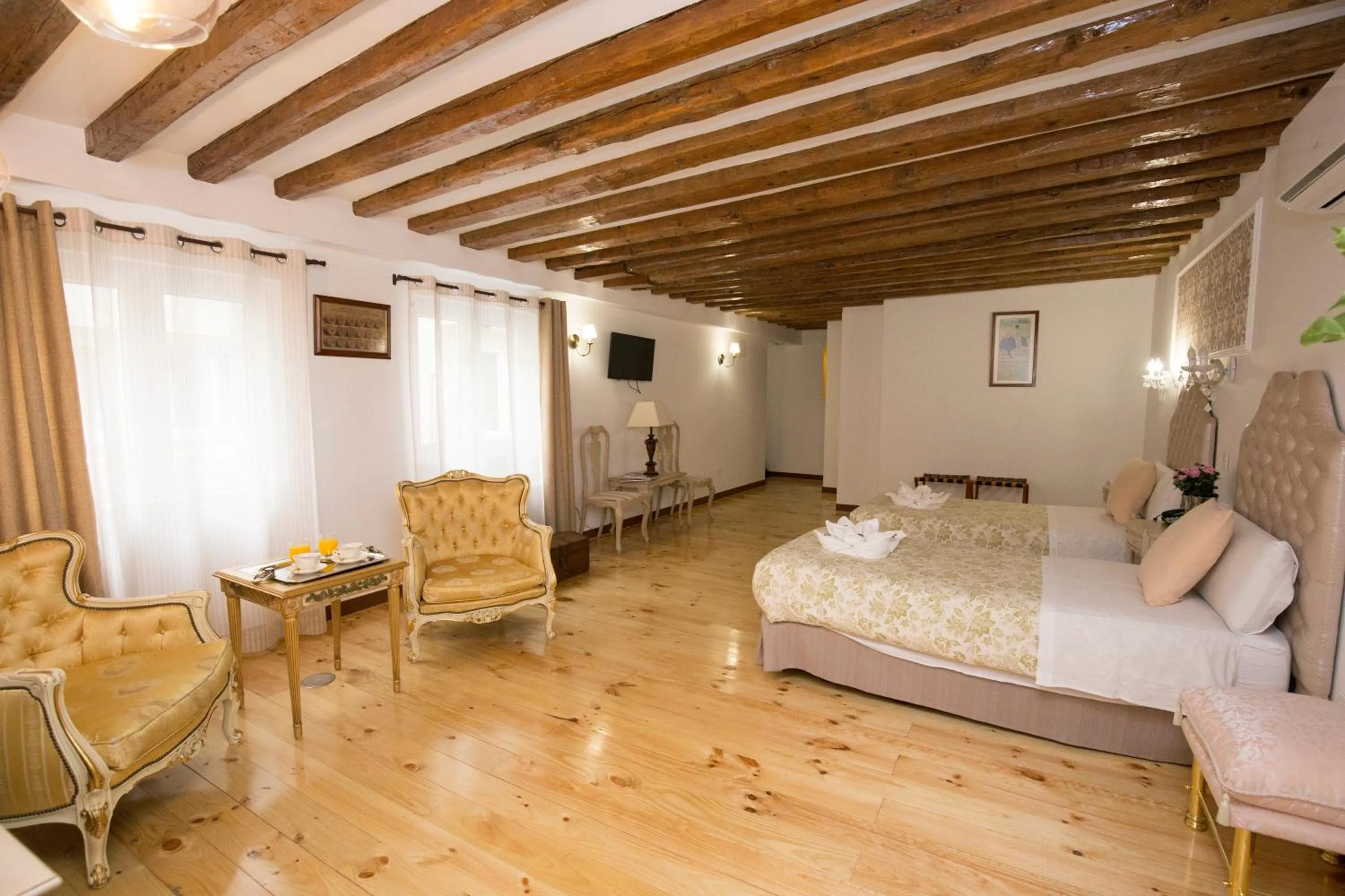 Photo of the whole room, Bed in Hostal Central Palace Madrid