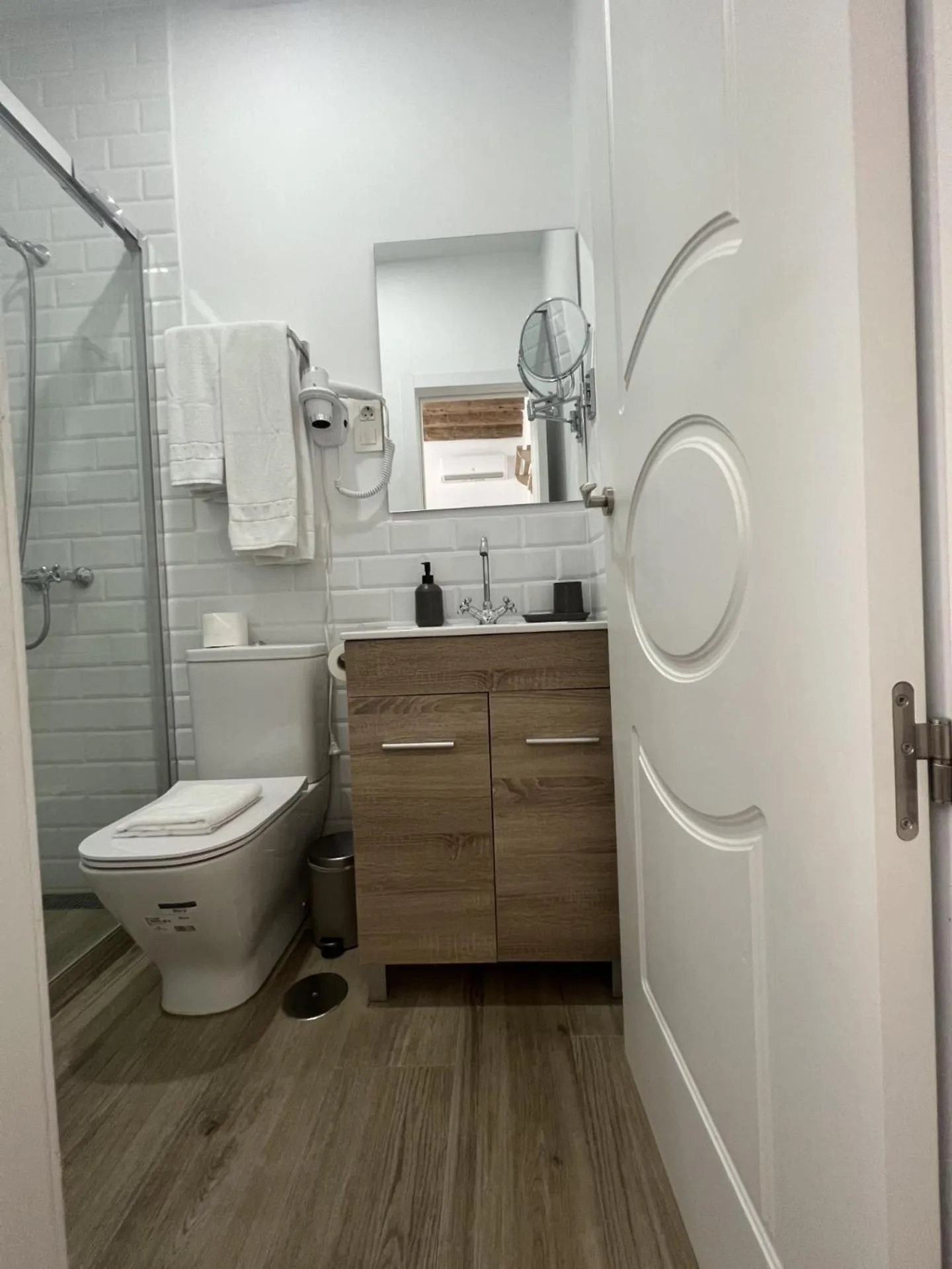 Shower in Hostal Central Palace Madrid