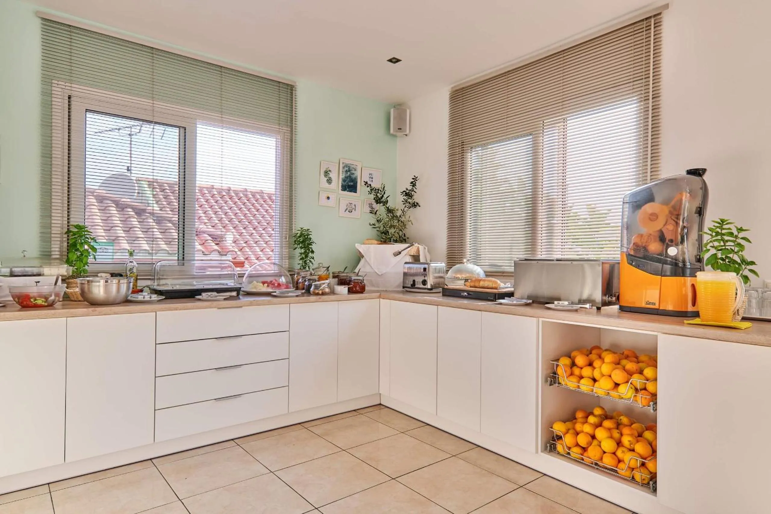 Restaurant/places to eat in Ionian Aura