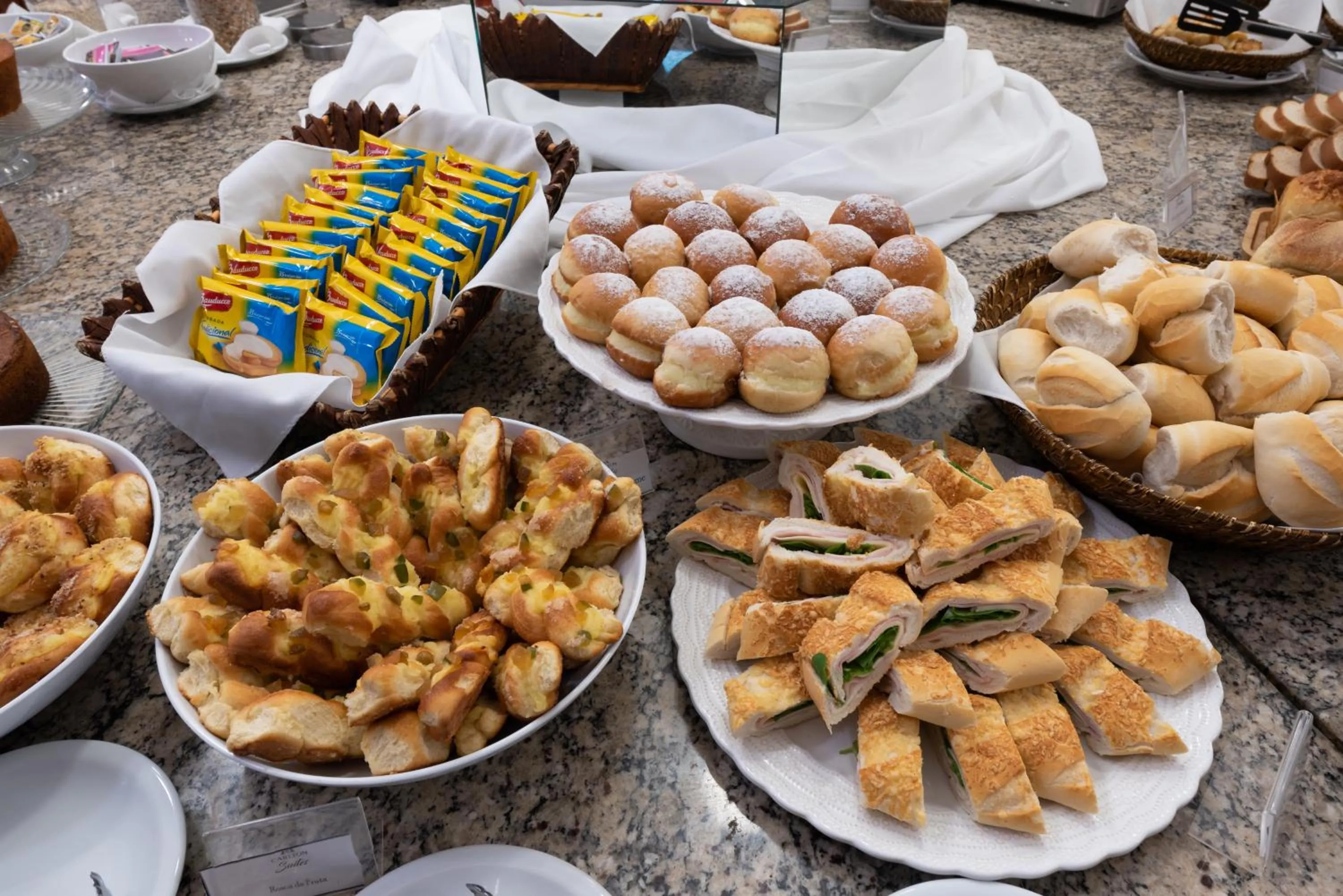 Buffet breakfast in Carlton Suítes Limeira