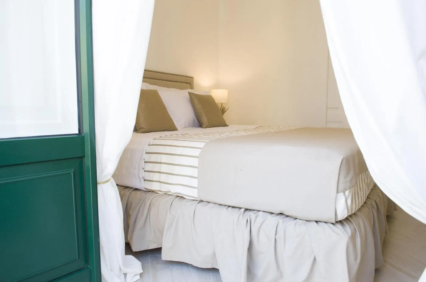 Bed in Palazzo Spasiano rooms - SORRENTO CENTER