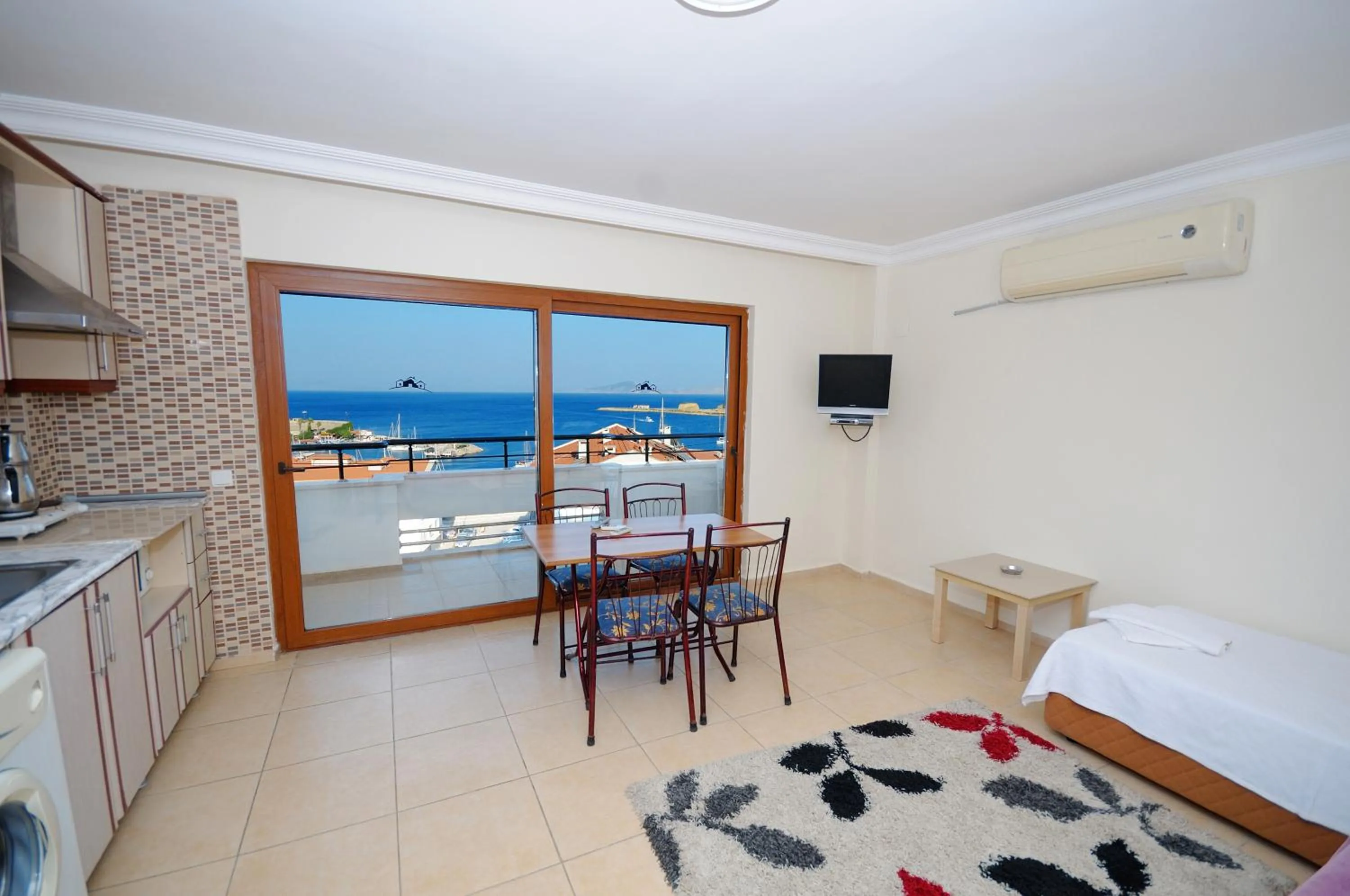 Living room, Bed in Beyaz Konak Evleri