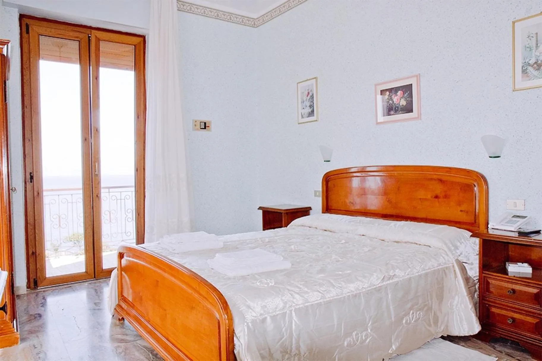 Bed in PARADISO Hotel Ristorante