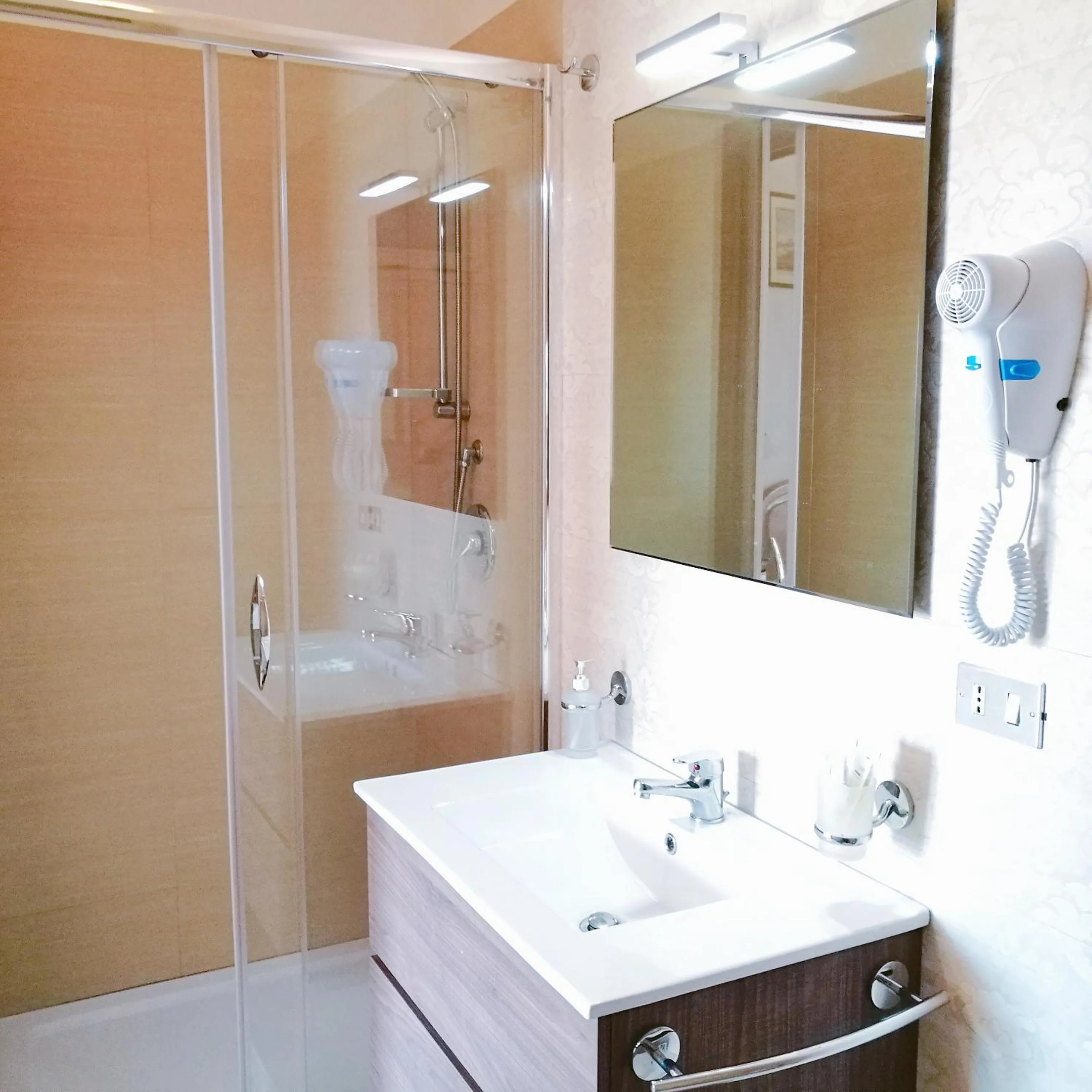 Shower in PARADISO Hotel Ristorante