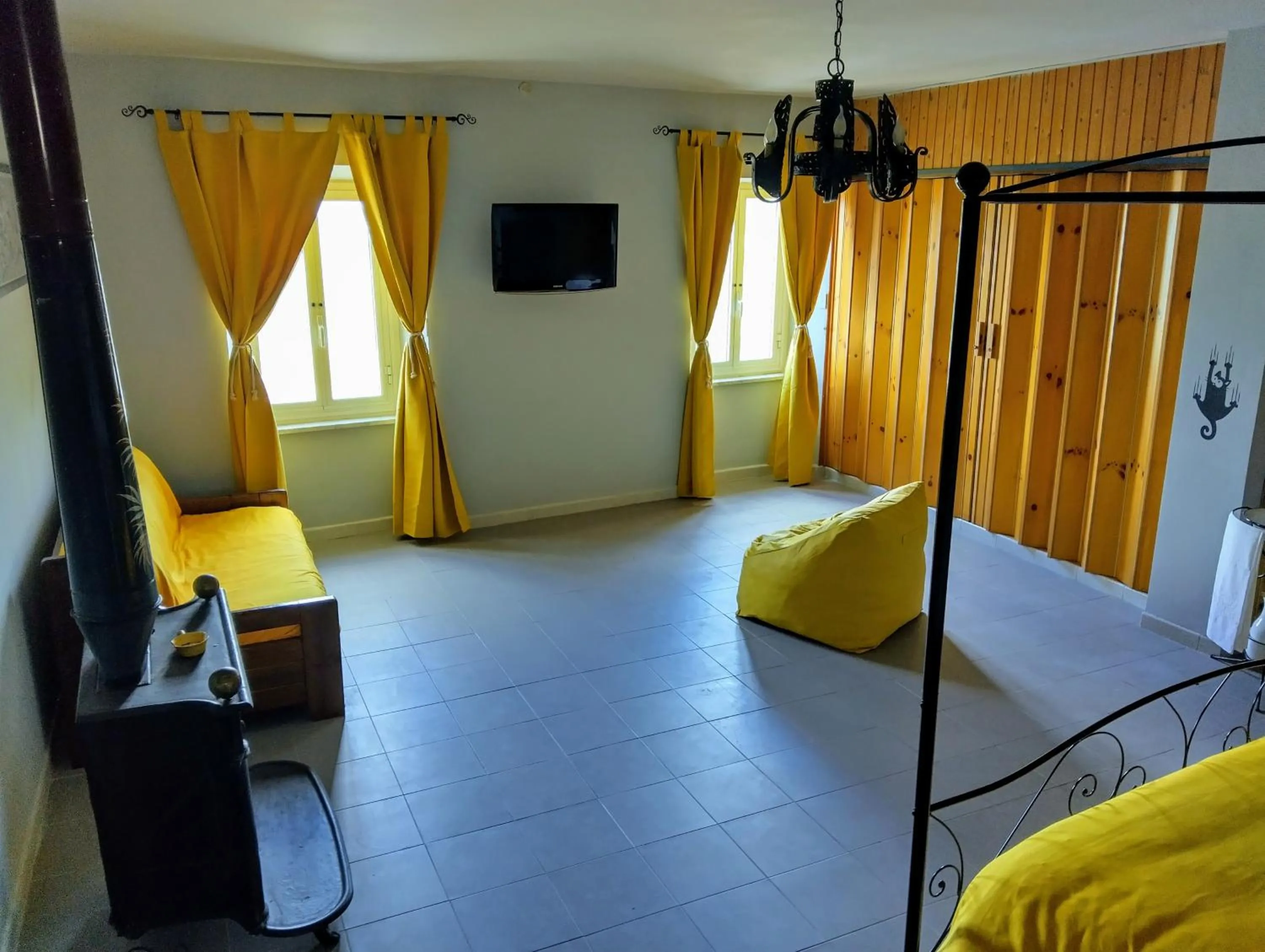 Communal lounge/ TV room, Bed in B&B Il Caùto