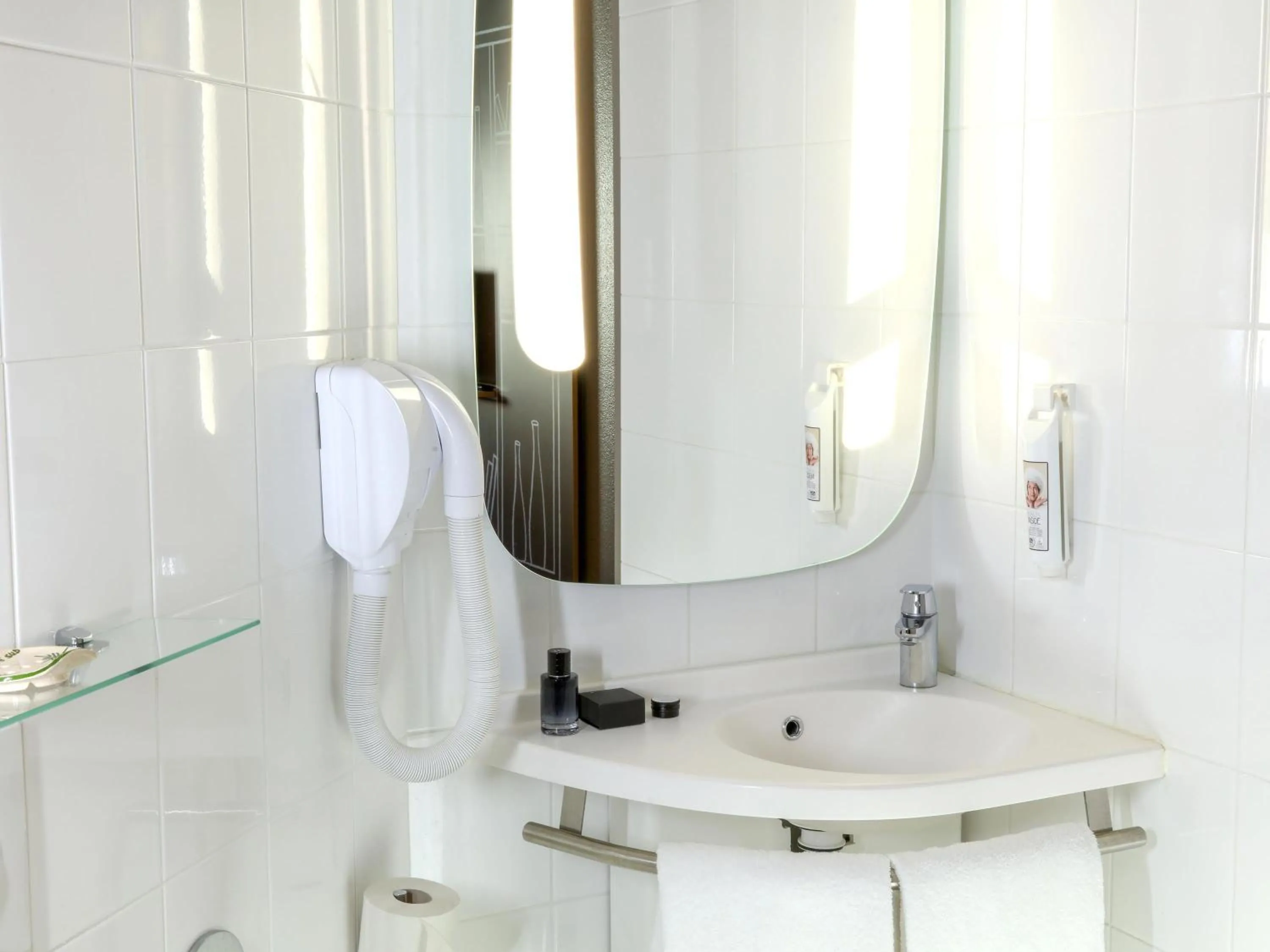 Bedroom in ibis Orange Sud