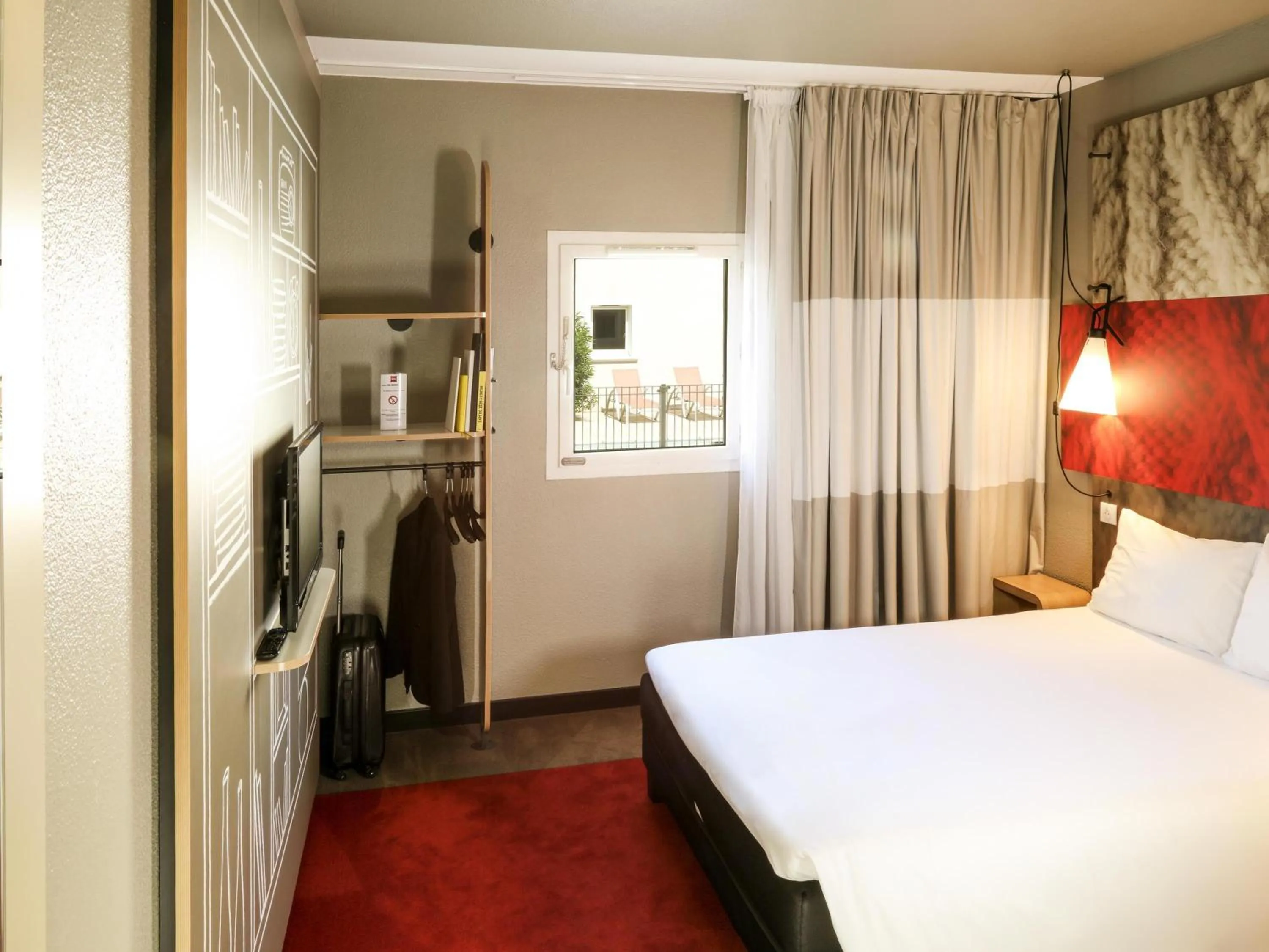 Bedroom, Bed in ibis Orange Sud