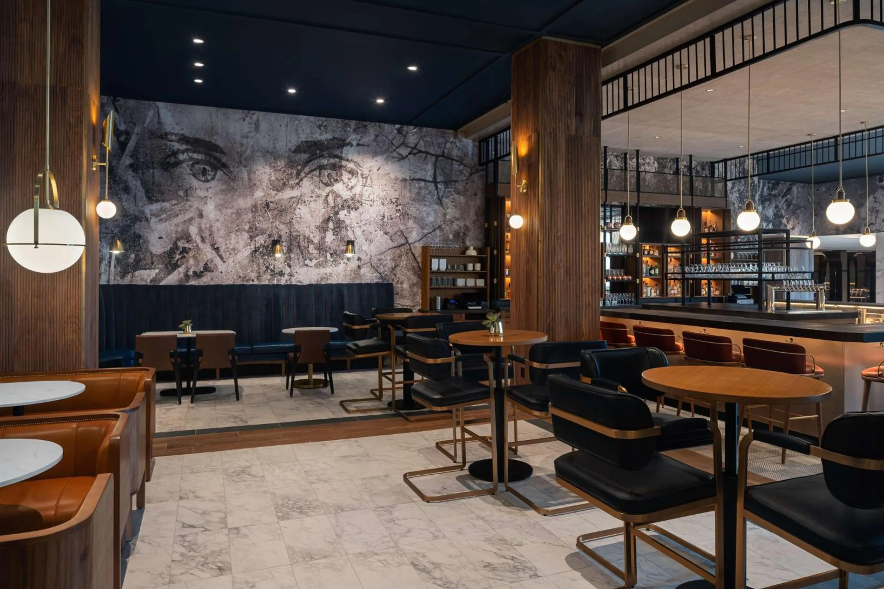 Lounge or bar in The Alloy, a DoubleTree by Hilton - Valley Forge