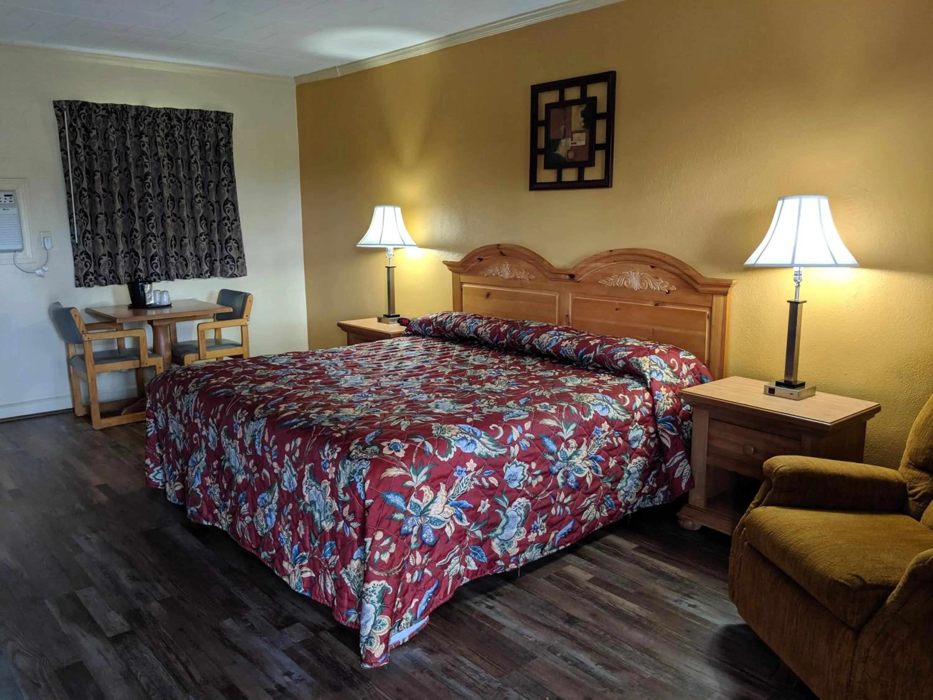 Bed in Cheerio Inn - Glennville