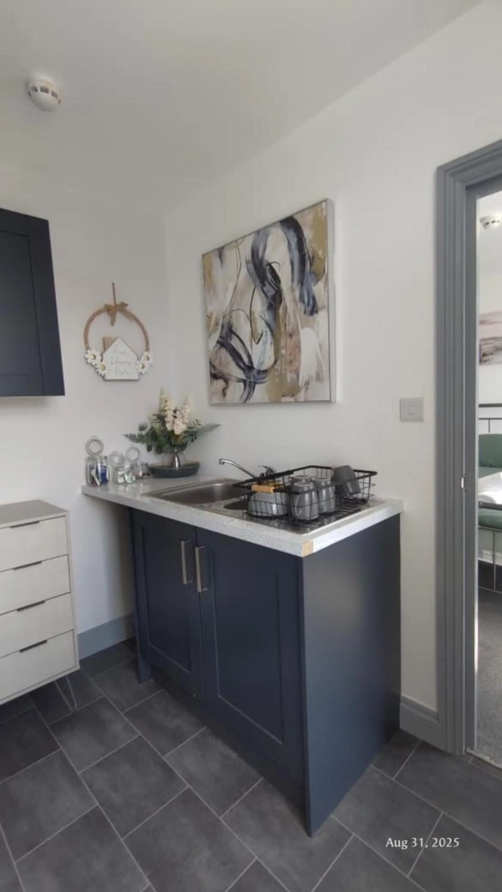 Kitchen or kitchenette in OYO Shore Surf Lodge