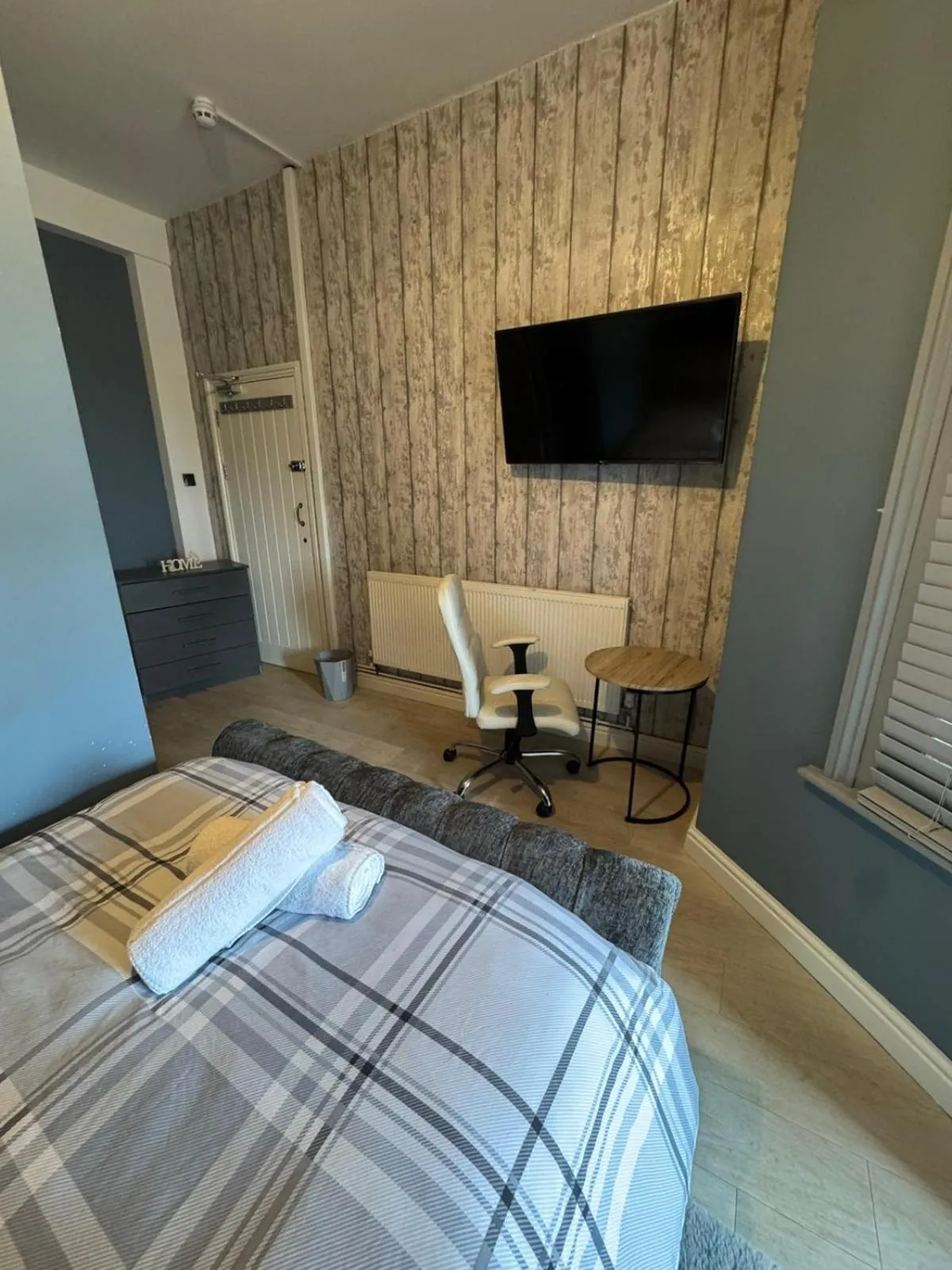 Bed in OYO Shore Surf Lodge