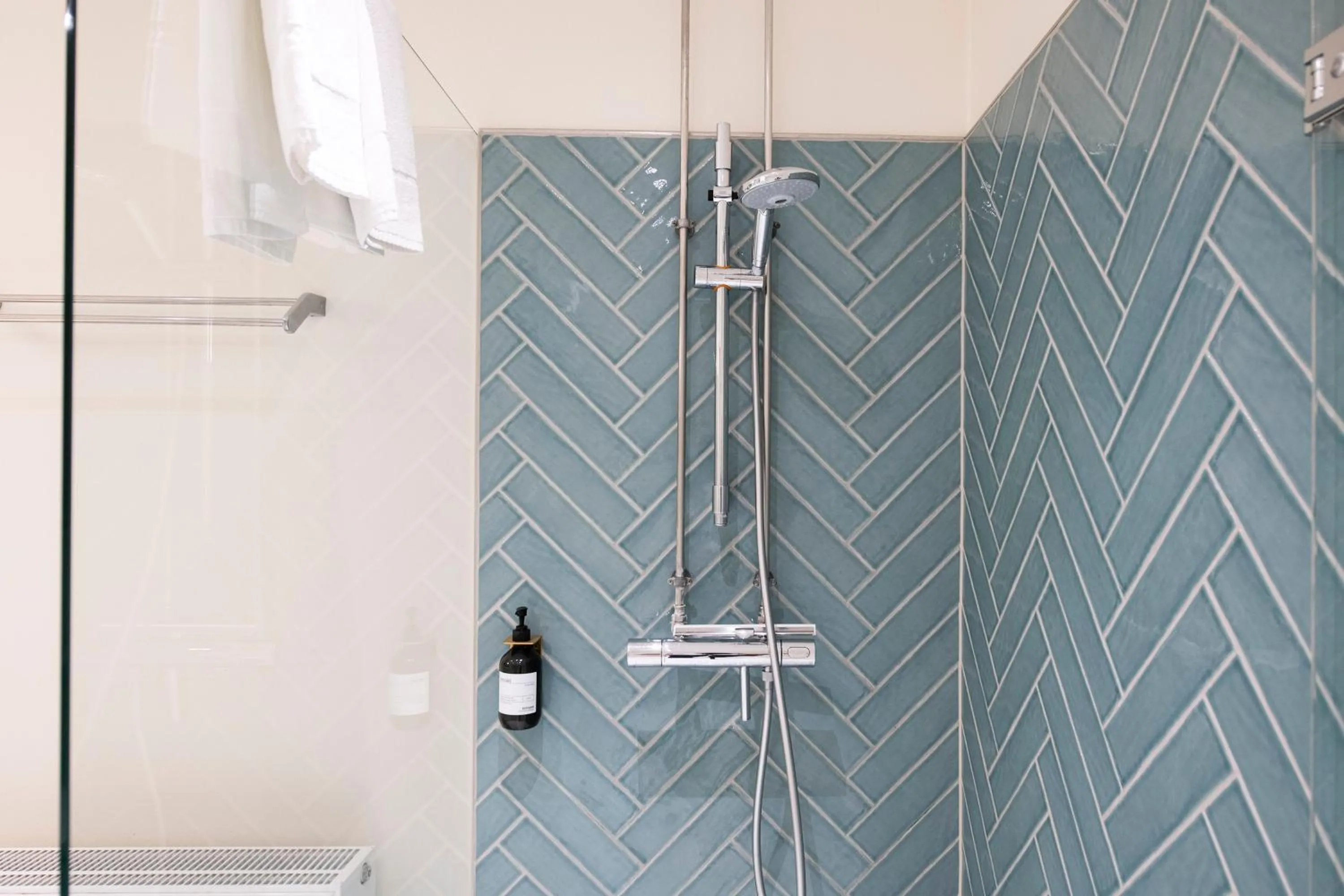 Shower in The Beach apartments by Daniel&Jacob's