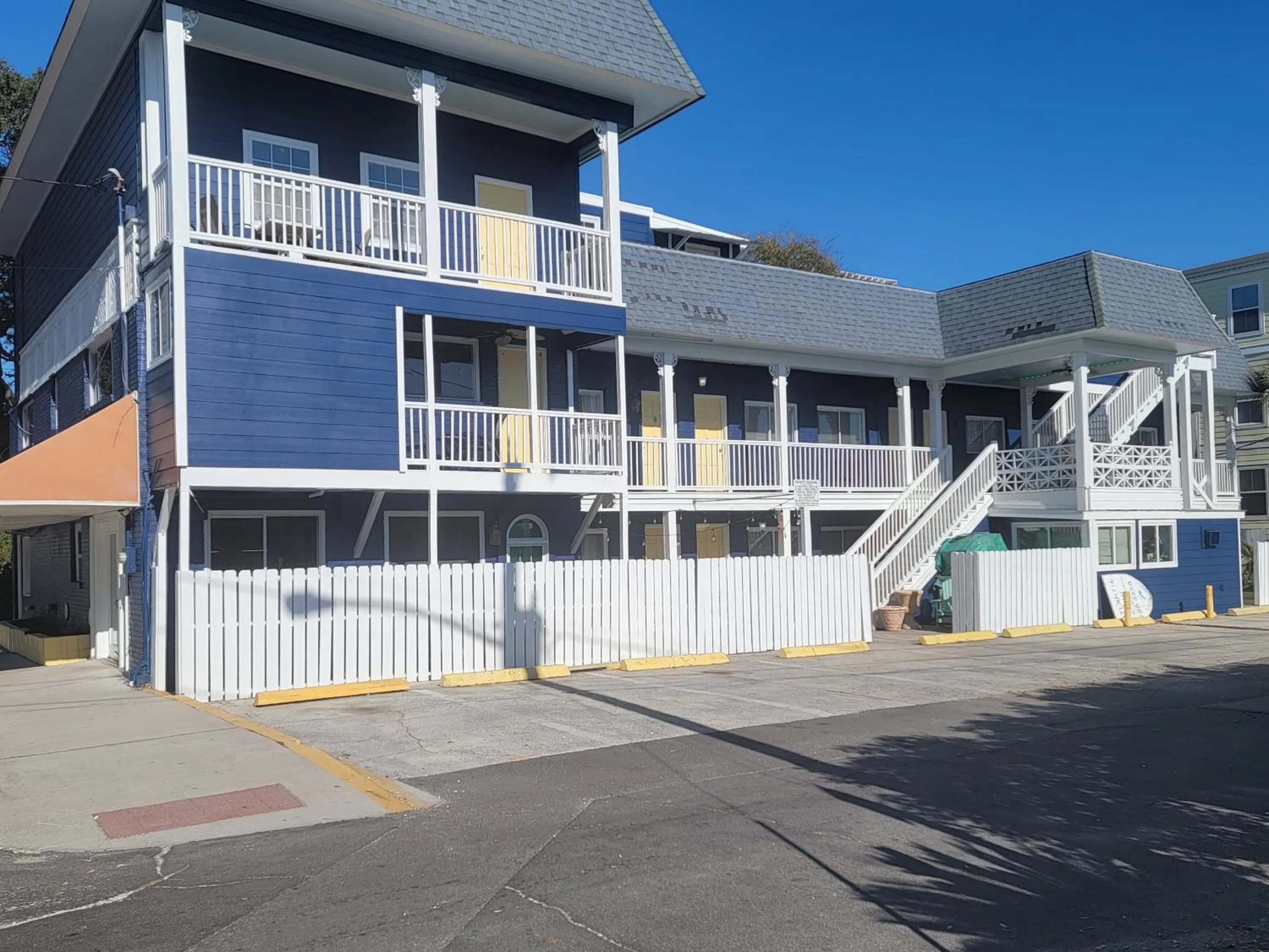 Property building in Atlantis Inn - Tybee Island