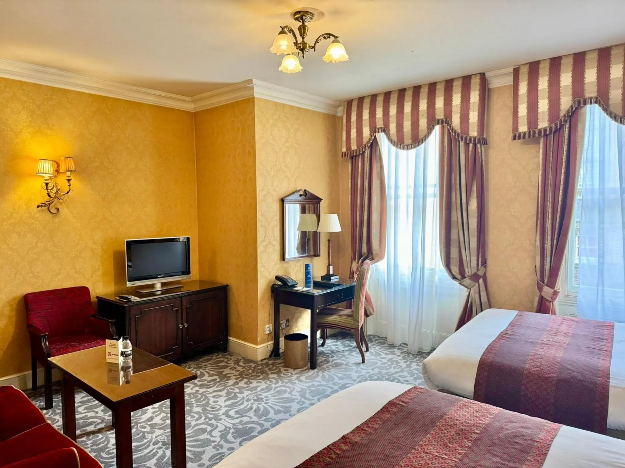 Photo of the whole room, Bed in The Leonard Hotel